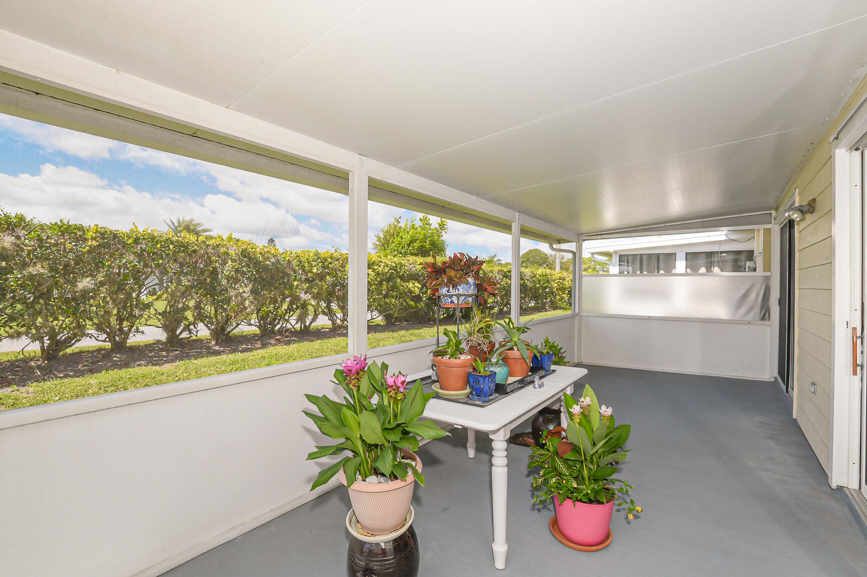 TROPICAL EAST - Residential