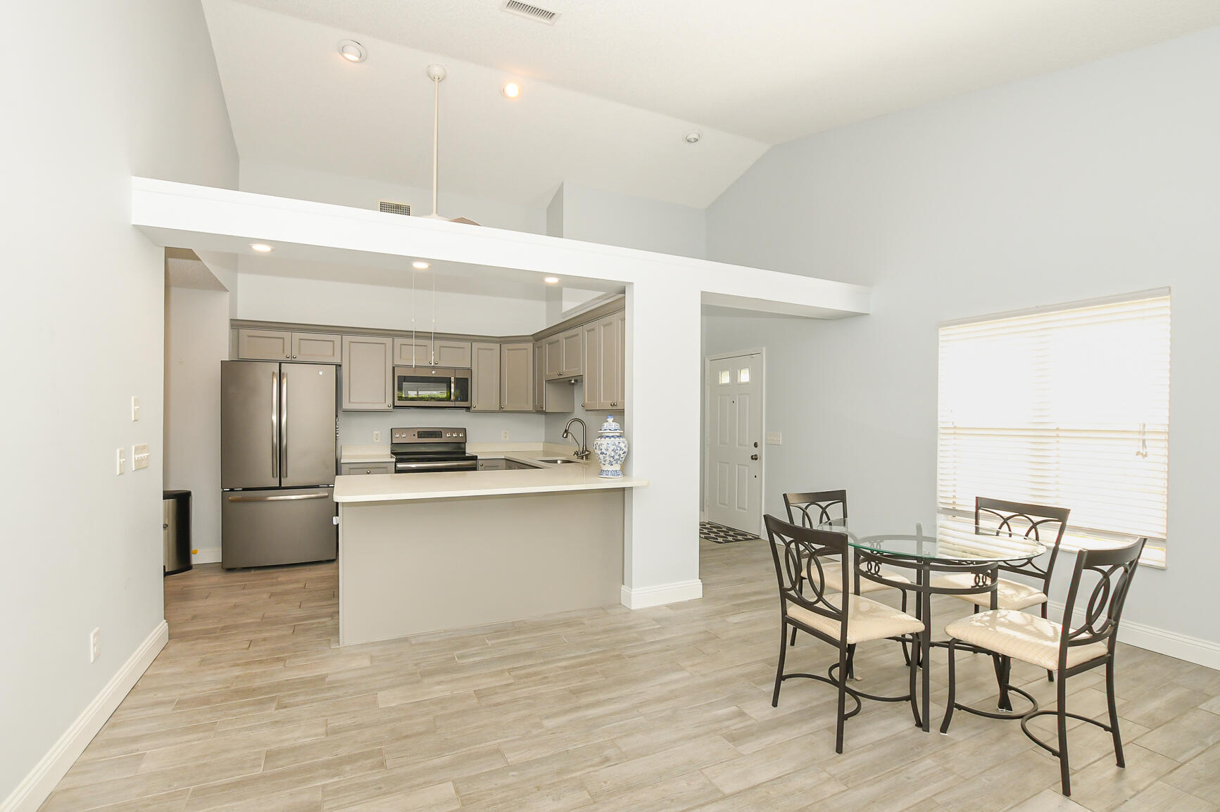 TROPICAL EAST - Residential