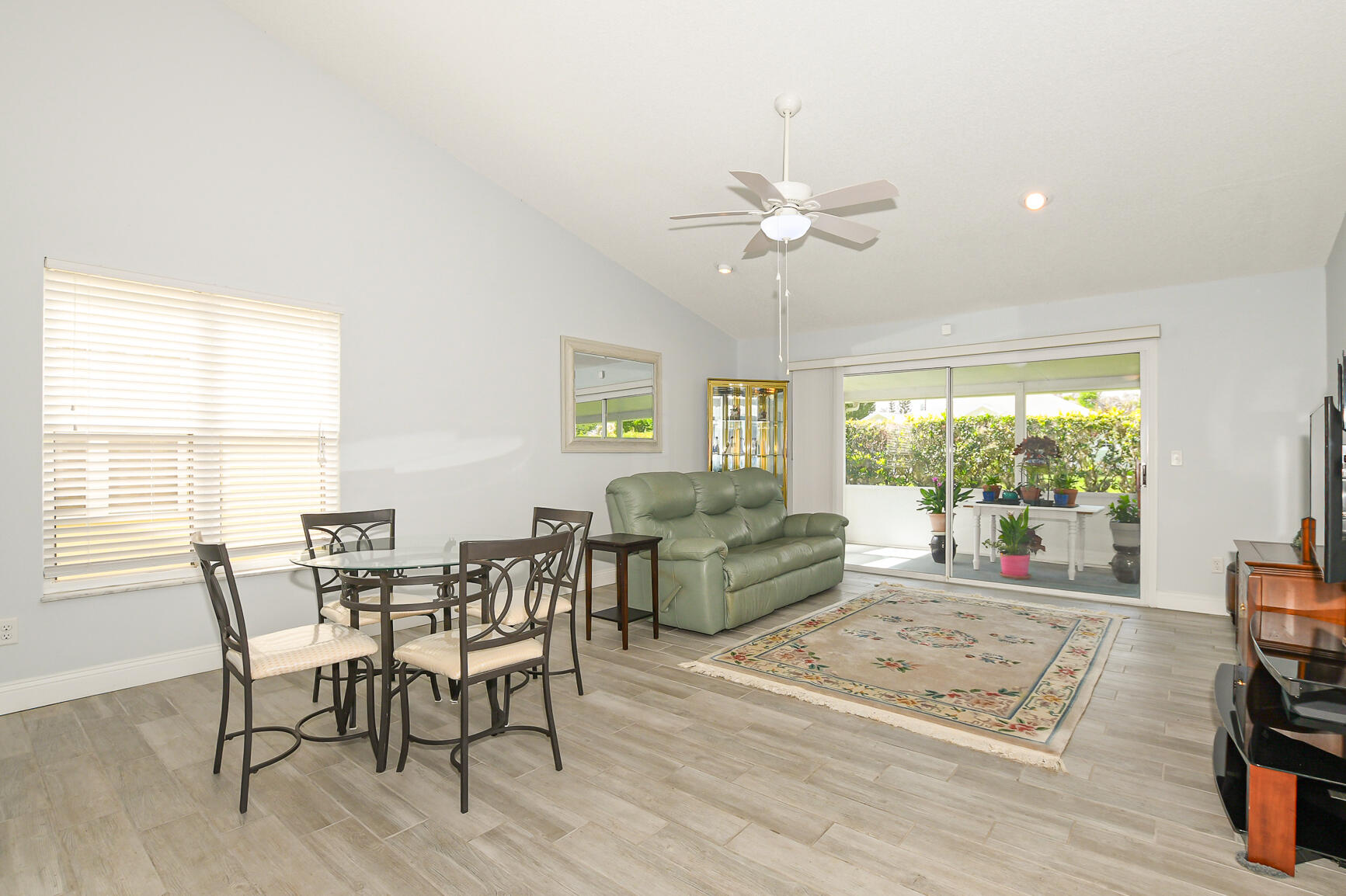 TROPICAL EAST - Residential