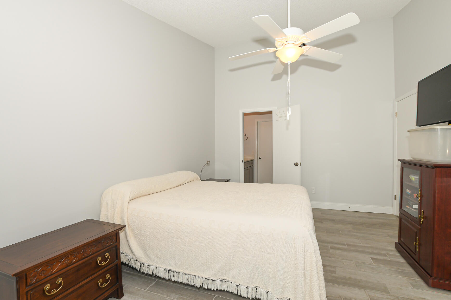 TROPICAL EAST - Residential