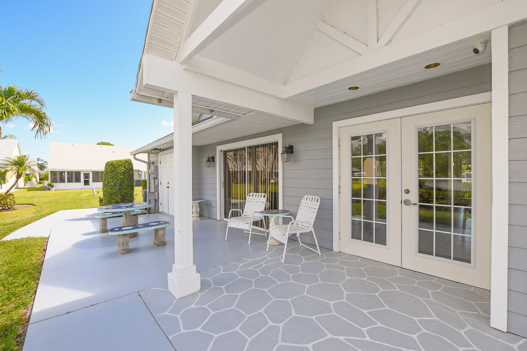 TROPICAL EAST - Residential