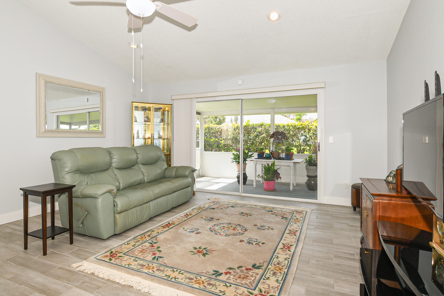 TROPICAL EAST - Residential