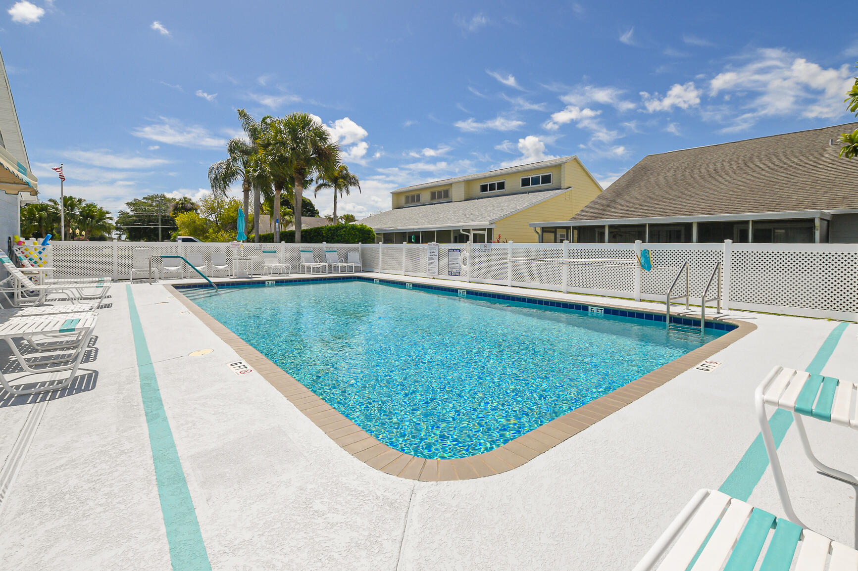 TROPICAL EAST - Residential