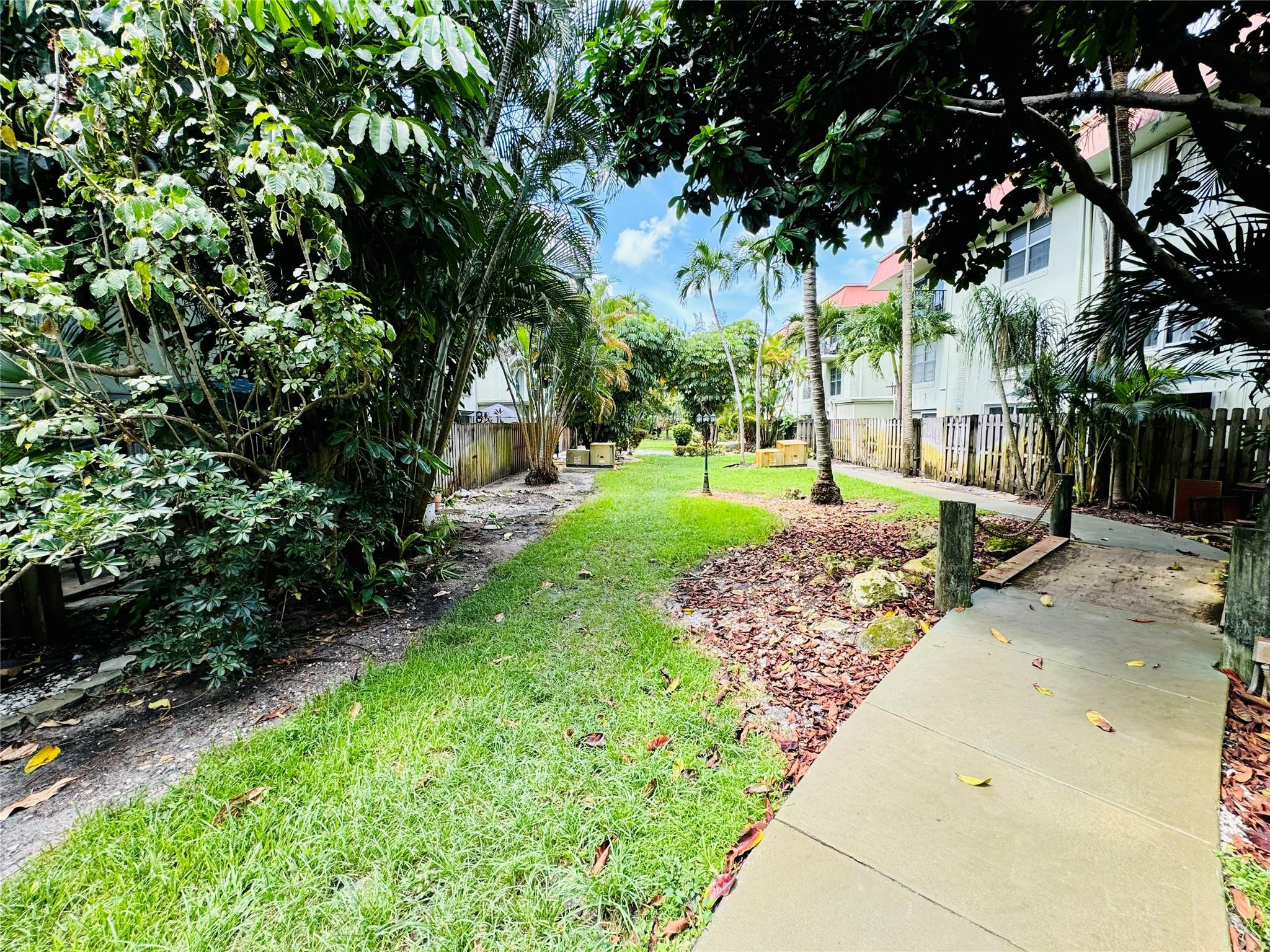 RACQUET CLUB - Residential Lease