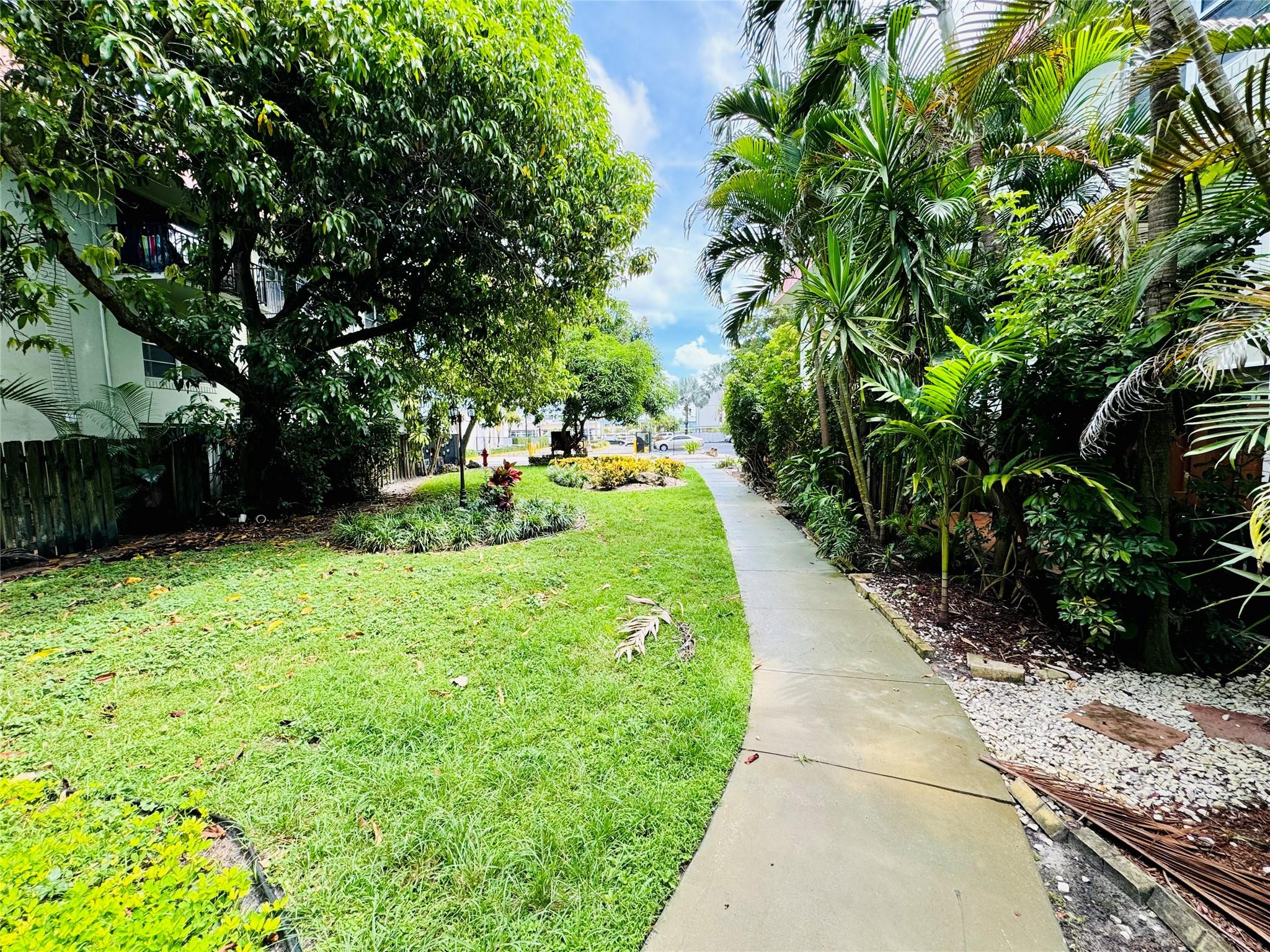 RACQUET CLUB - Residential Lease