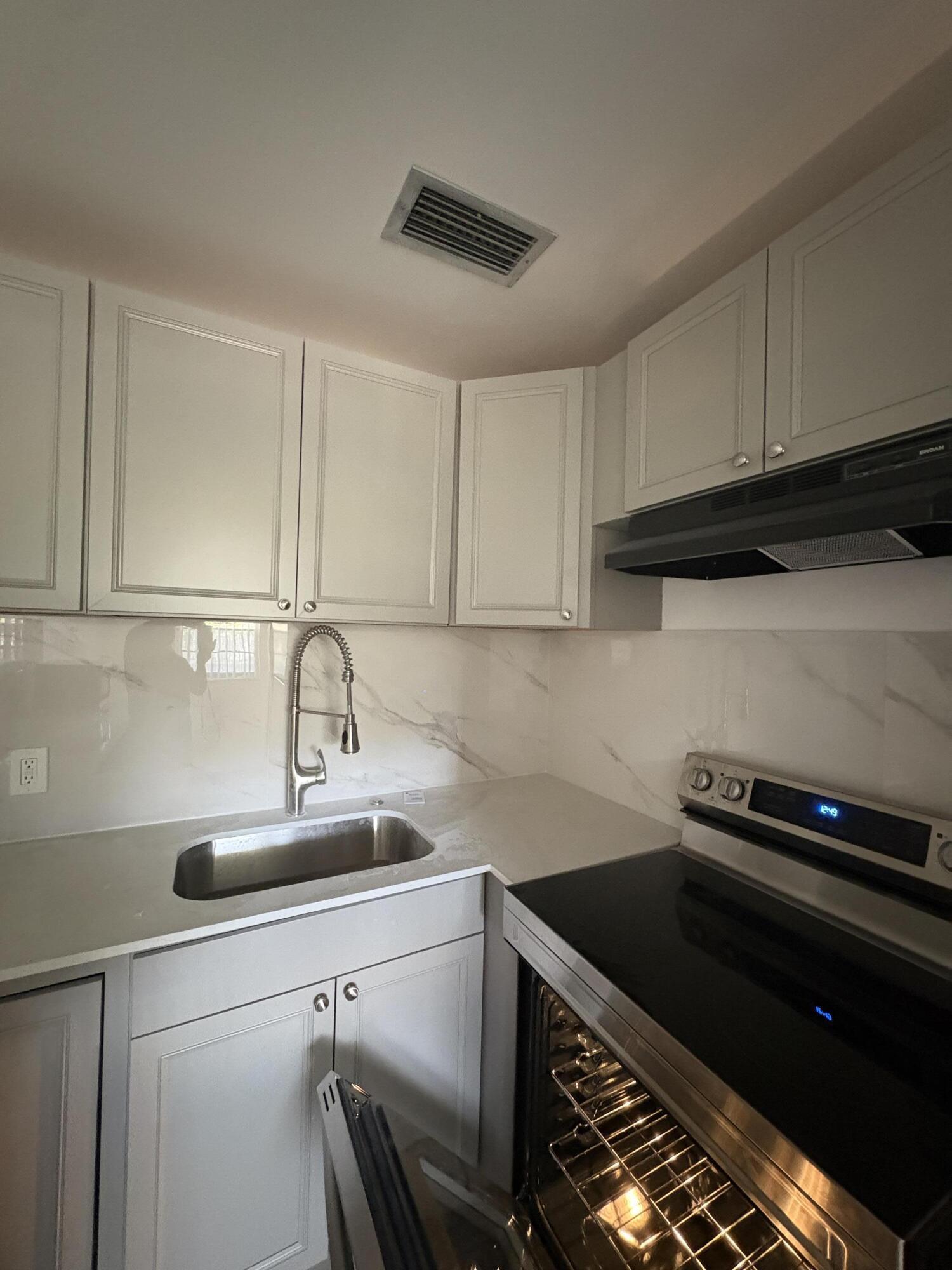 CENTURY VILLAGE / SUSSEX CONDO - Residential Lease