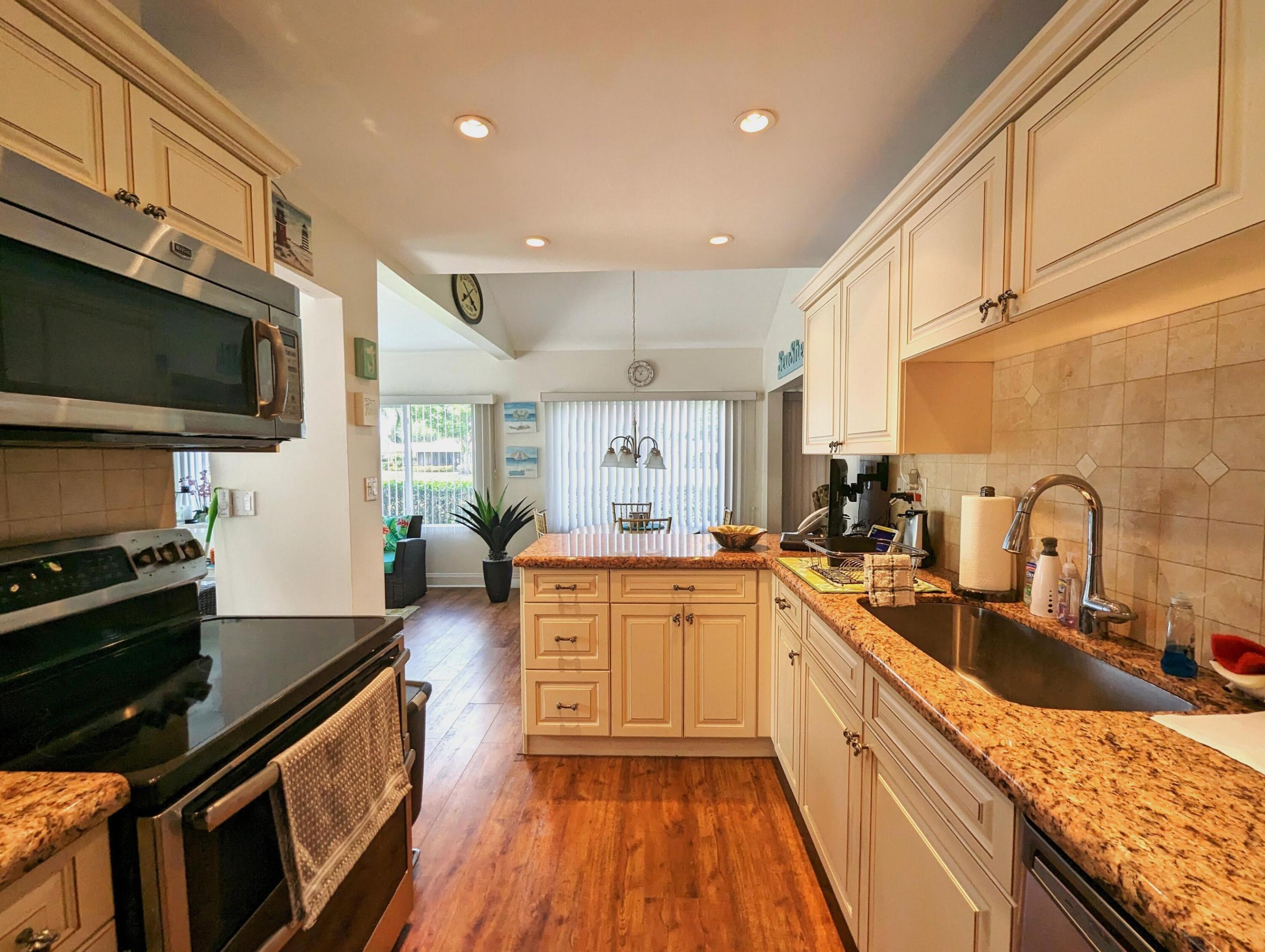 GREENS CAY OF JONATHANS LANDING - Residential Lease