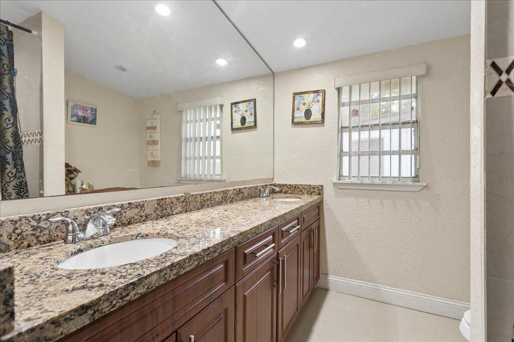 LAUDERDALE MANORS ADD REV PLAT - Residential