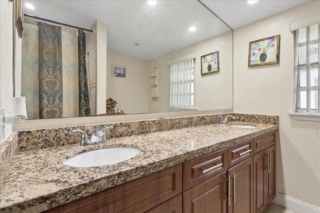 LAUDERDALE MANORS ADD REV PLAT - Residential