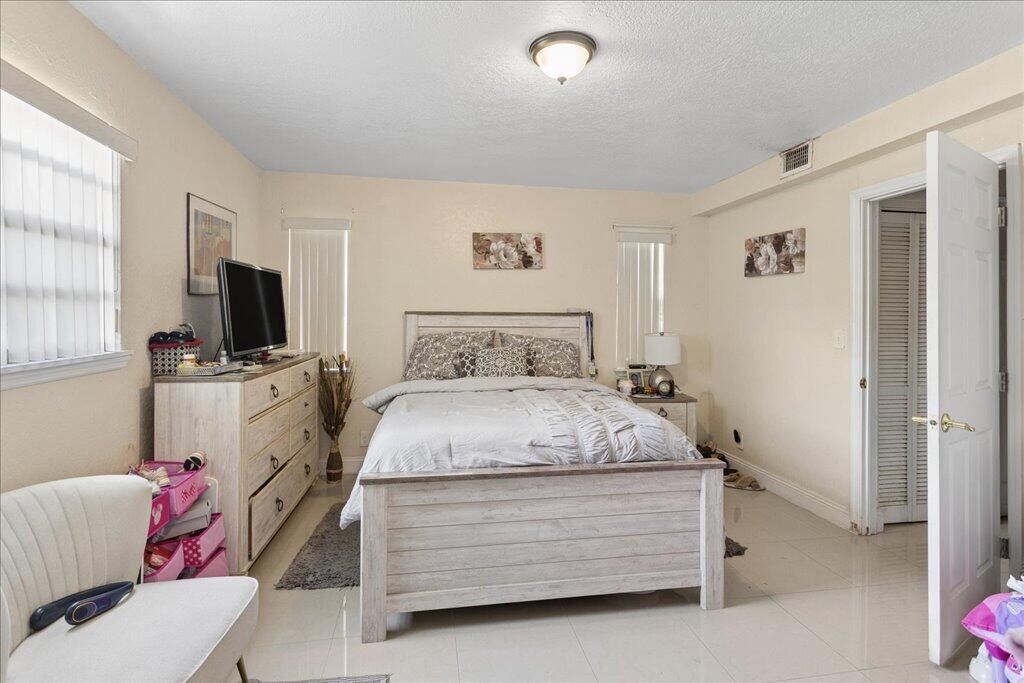 LAUDERDALE MANORS ADD REV PLAT - Residential