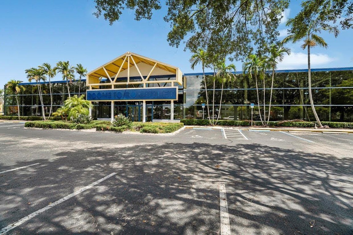 ***Prime Location location with a high visibility direct frontage on OAKLAND PARK Blvd. in the heart of Oakland Park & Fort Lauderdale with very high traffic and a central location just west of I-95. Zone for Medical Office, Retail and many other usages. Space Originally was Rooms To Go for many years. Square footage details provided in Broker Remarks.