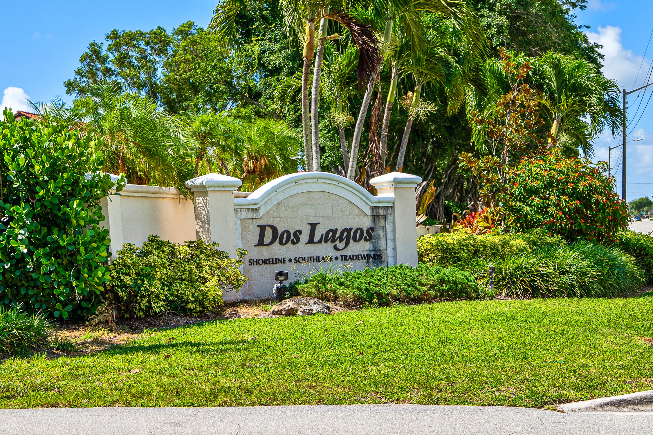 DOS LAGOS - Residential