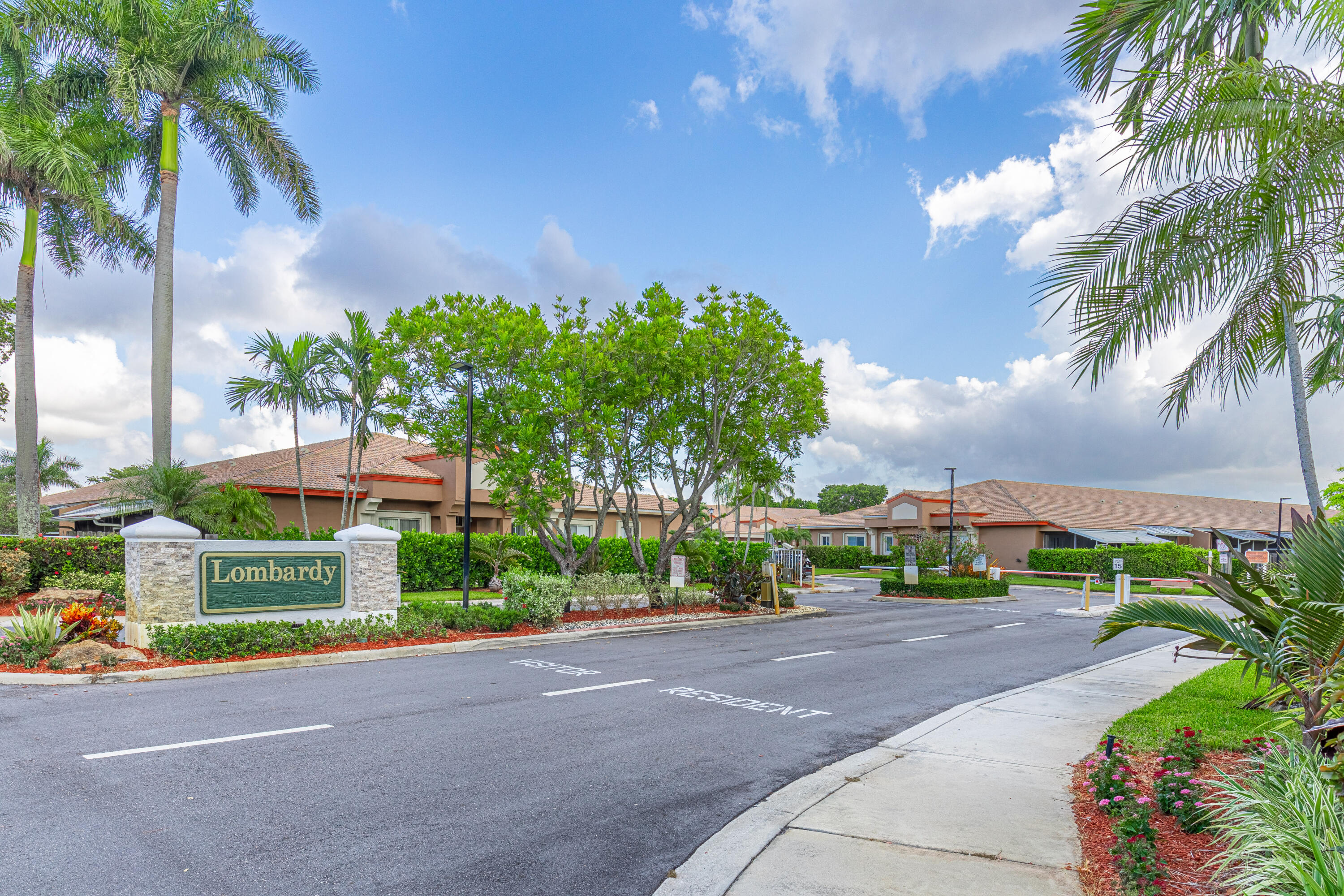 WOW!! ORIGINAL OWNER HAS KEPT THIS PRIVAT CORNER 3/2 BATH VILLA IN IMMACULATE CONDITION. ALL TILE, KITCHEN RE-DONE, BATH RE-DONE. 2 WALK-IN CLOSETS IN MASTER BATH. ENCLOSED PRIVATE BACK PATIO WITH WINDOWS AND SCREENS FOR GREAT OUTDOOR LIVING. ALL KINGS POINT AMENITIES INCLUDED WITH PURCHASE. 60,000 SQUARE FOOT CLUBHOUSE WITH EXERCISE ROOMS, INDOOR AND OUTDOOR POOLS AND JACUZZIS. CARD ROOMS, BILLIARD ROOM MEETING ROOMS CABERT SHOW ROOM. 1000 SEAT THEARTER FOR SHOWS AND MOVIES. ALWAYS SOMETHING TO DO AND SOMEONE TO DO IT WITH.