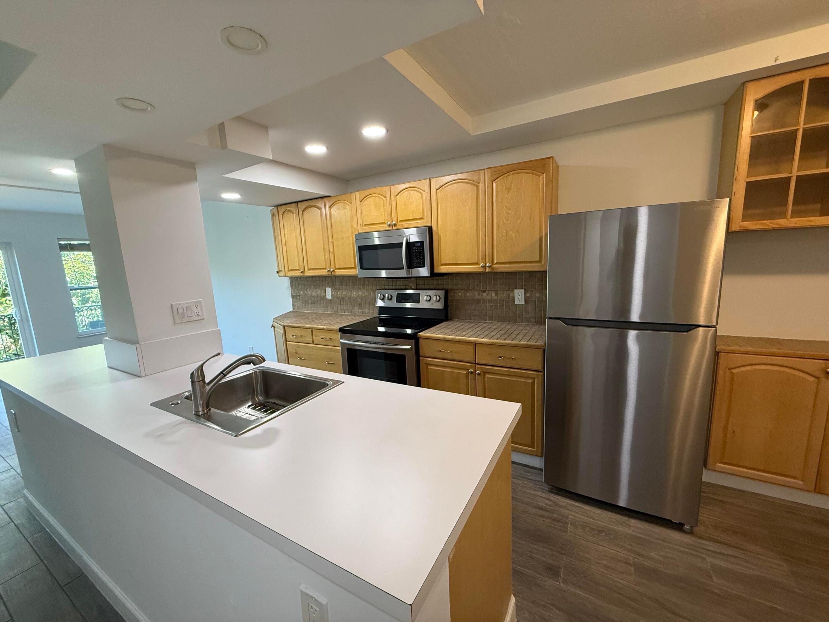 TENNIS CLUB MC LOUGHLIN CONDO - Residential Lease