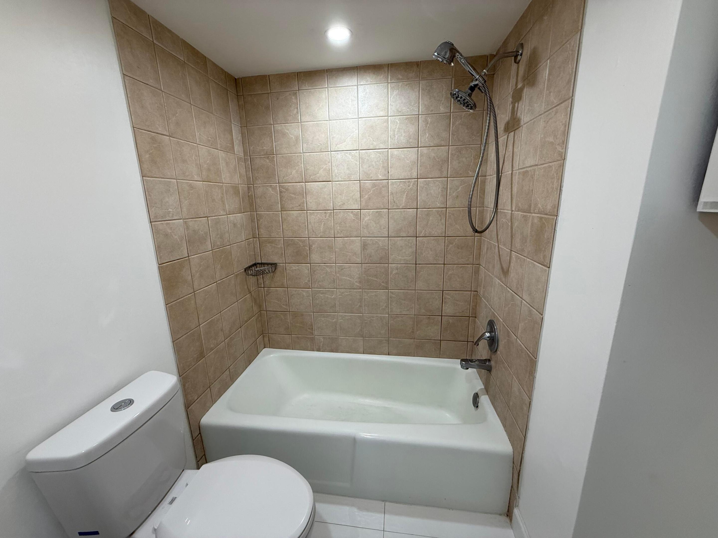 TENNIS CLUB MC LOUGHLIN CONDO - Residential Lease