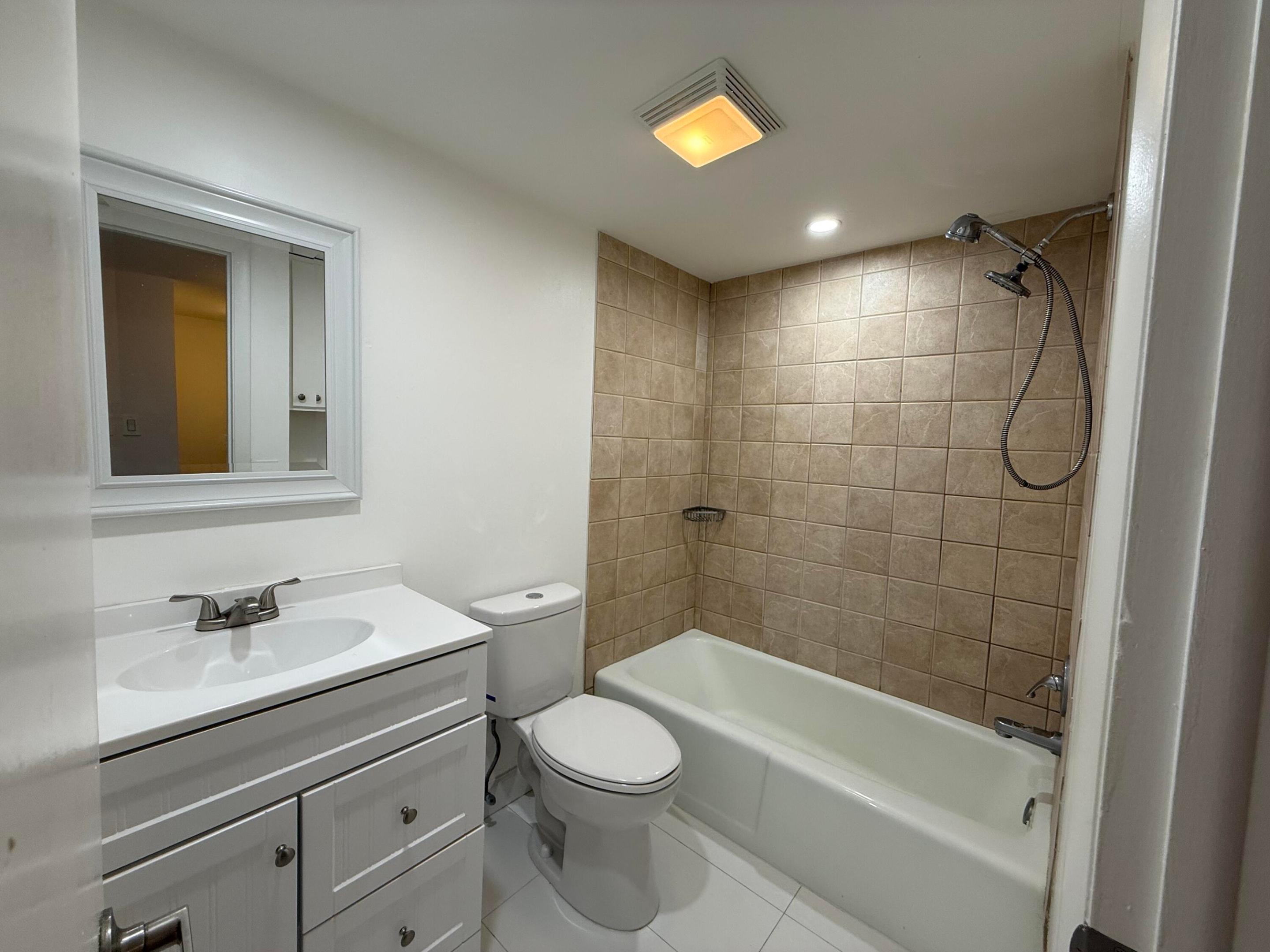 TENNIS CLUB MC LOUGHLIN CONDO - Residential Lease