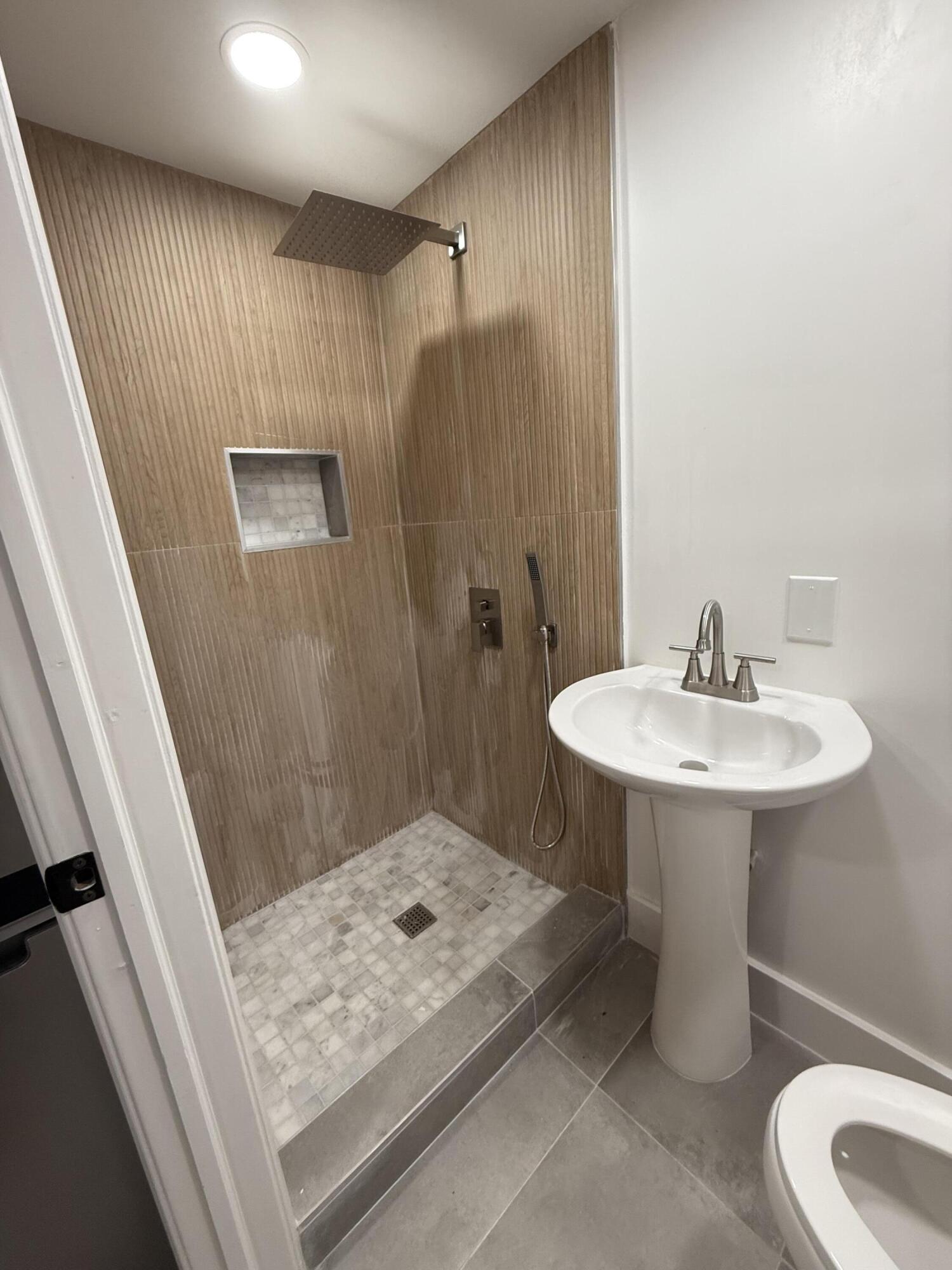 BISCAYNE GARDENS SEC H PART 4 - Residential Lease