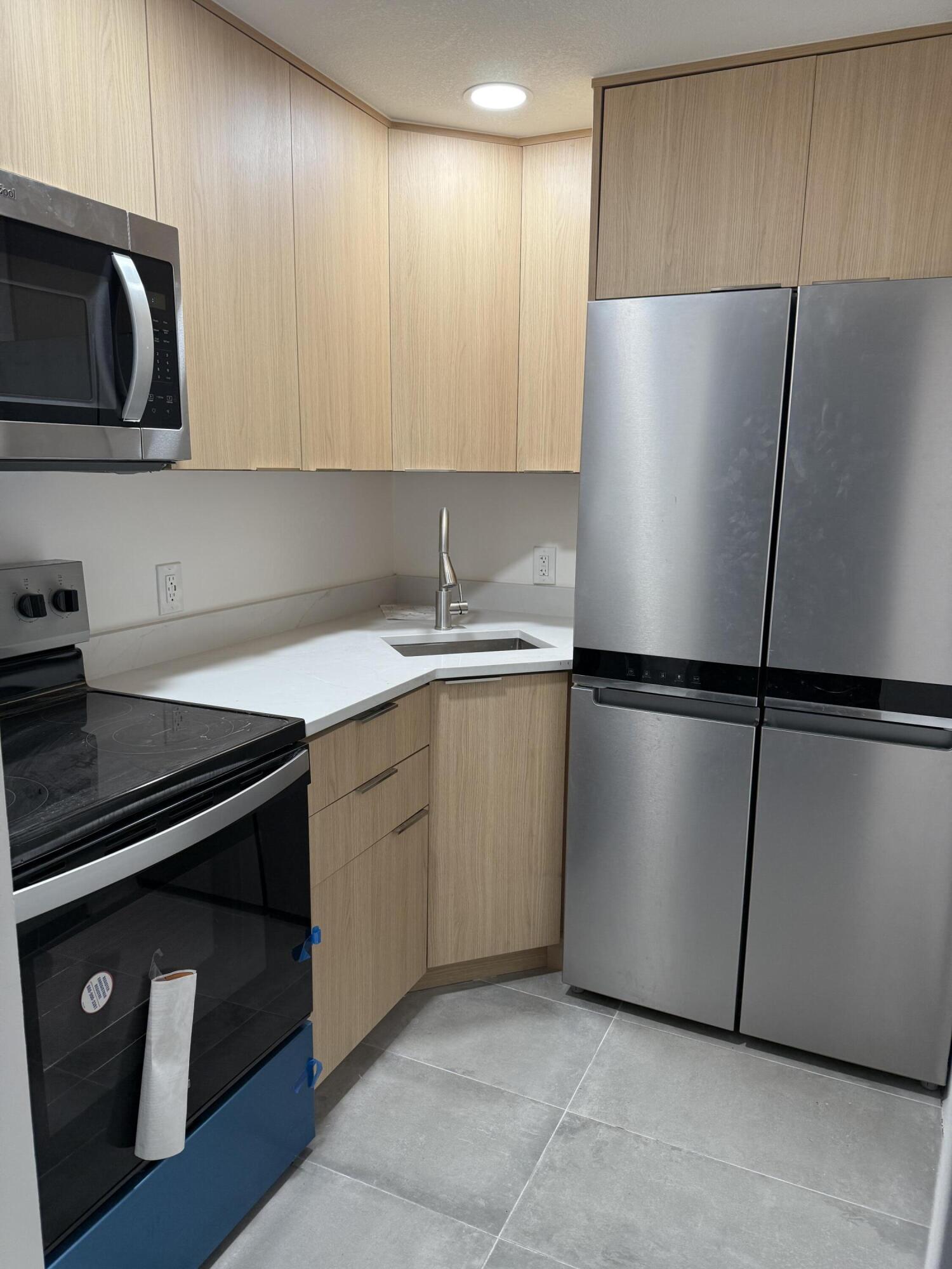 Private studio available on the side of a beautiful home in the North Miami / Biscayne Gardens area. Newly remodeled with modern finishes and a private entrance. Includes: Utilities included WiFi included Parking Washer & dryer access Quiet residential neighborhood Conveniently located near Barry University and within driving distance of Florida International University campuses, shopping, and major roads.