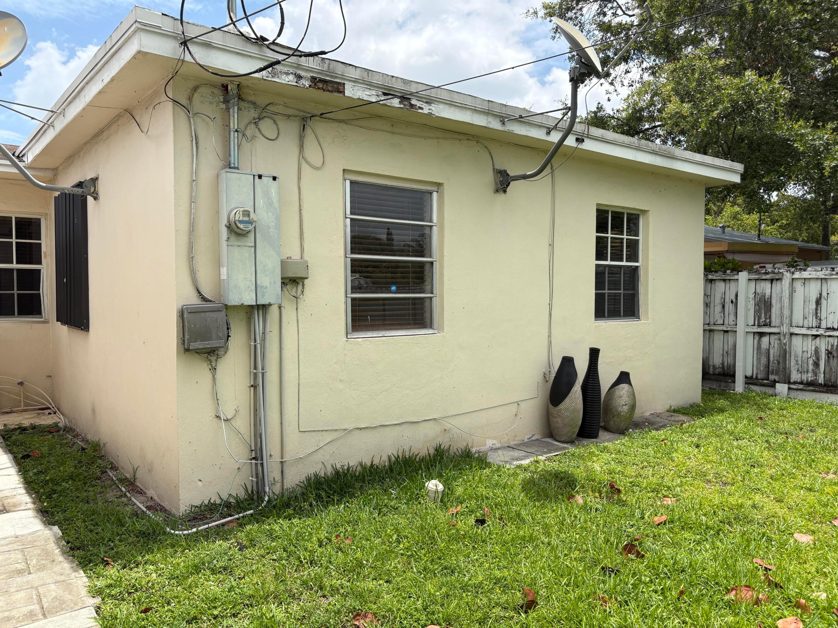 HOLLYWOOD BEACH GARDENS - Residential Lease