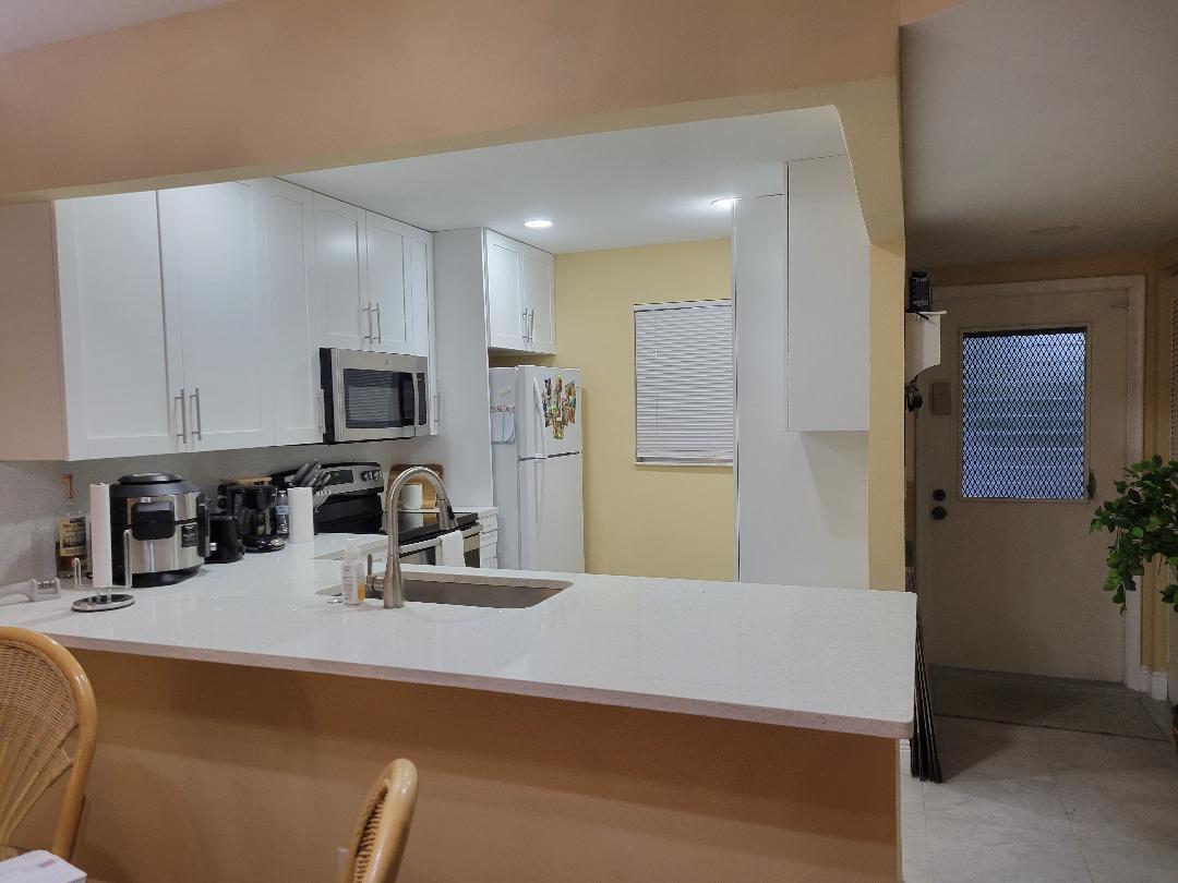 Excellent 2 bedrooms, 2 bathrooms, kitchen white wood cabinets, quartz countertop, beautiful open kitchen, laundry in the unit, large master bedroom, patio, fresh paint, community with pool, tennis court, Gim, close to 1-95, beach, downtown Atlantic Blvd, restaurants, shopping, and much more, Familiar community!