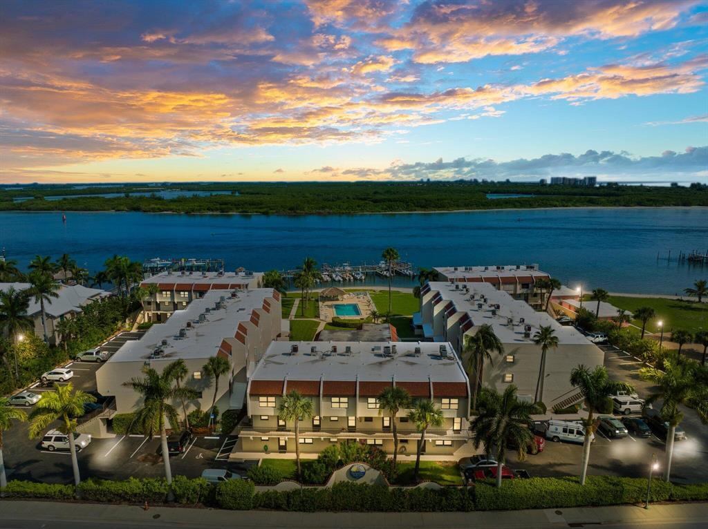 LA ENTRADA DEL MAR CONDOMINIUM - Residential