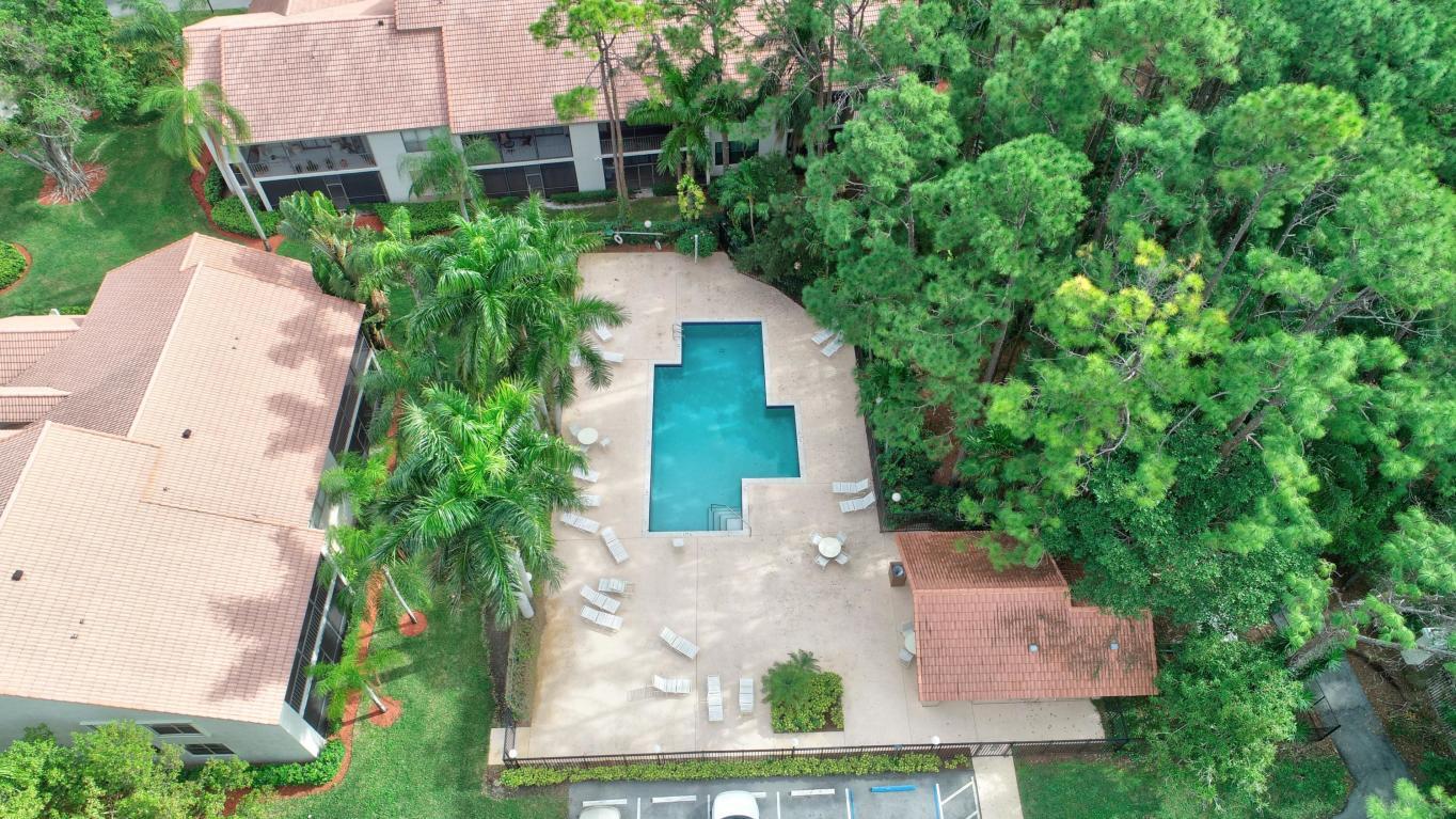 COACH HOUSES OF TOWN PLACE CONDO - Residential