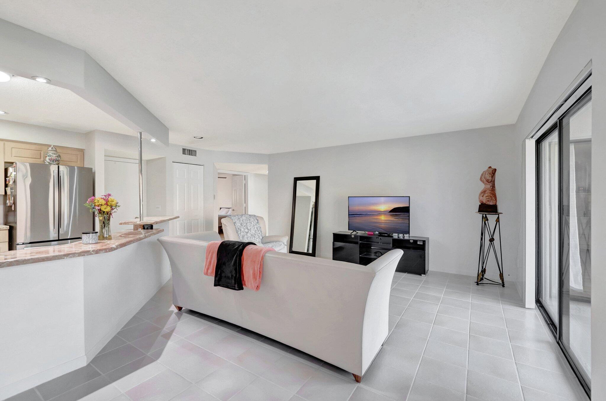 COACH HOUSES OF TOWN PLACE CONDO - Residential