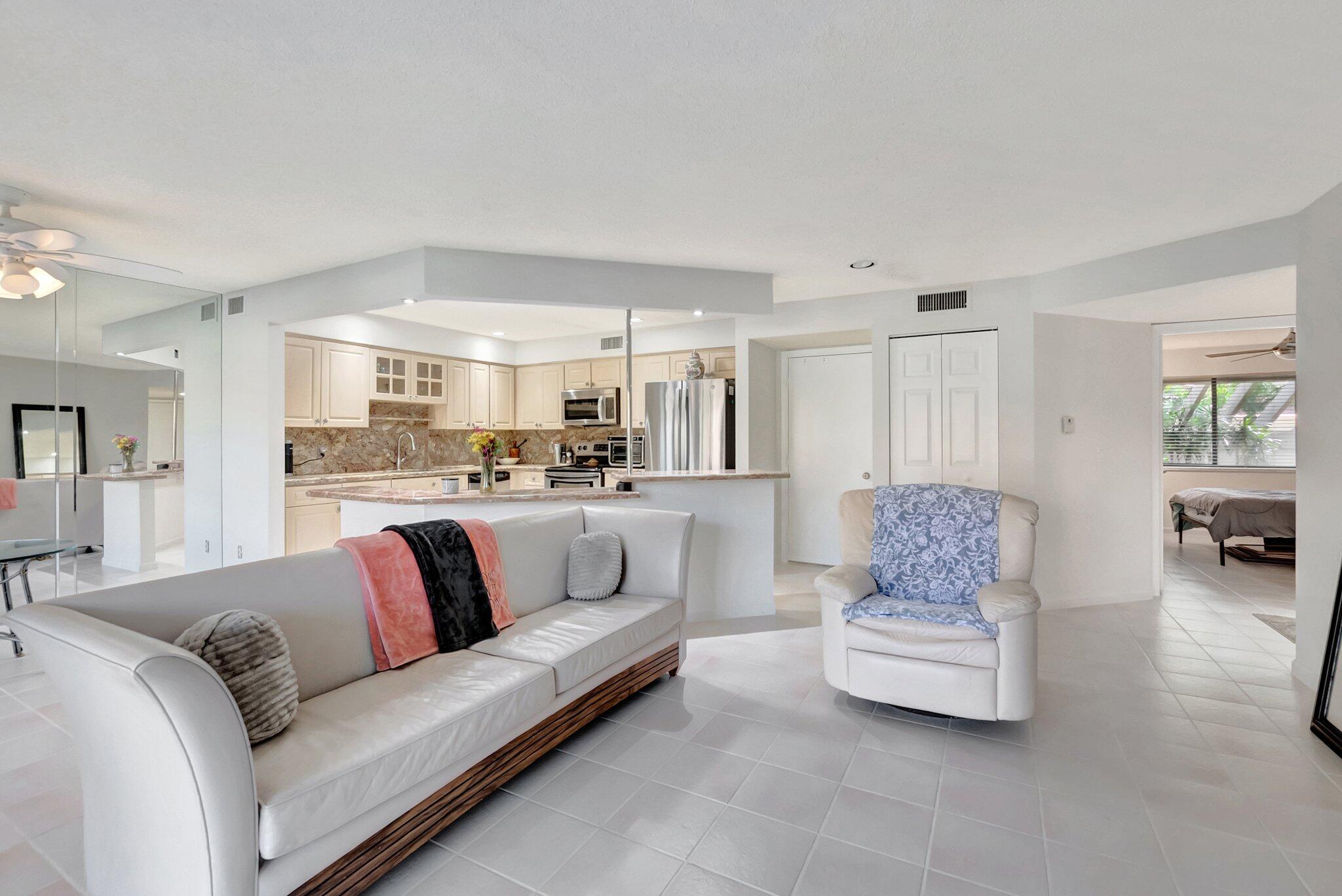 COACH HOUSES OF TOWN PLACE CONDO - Residential