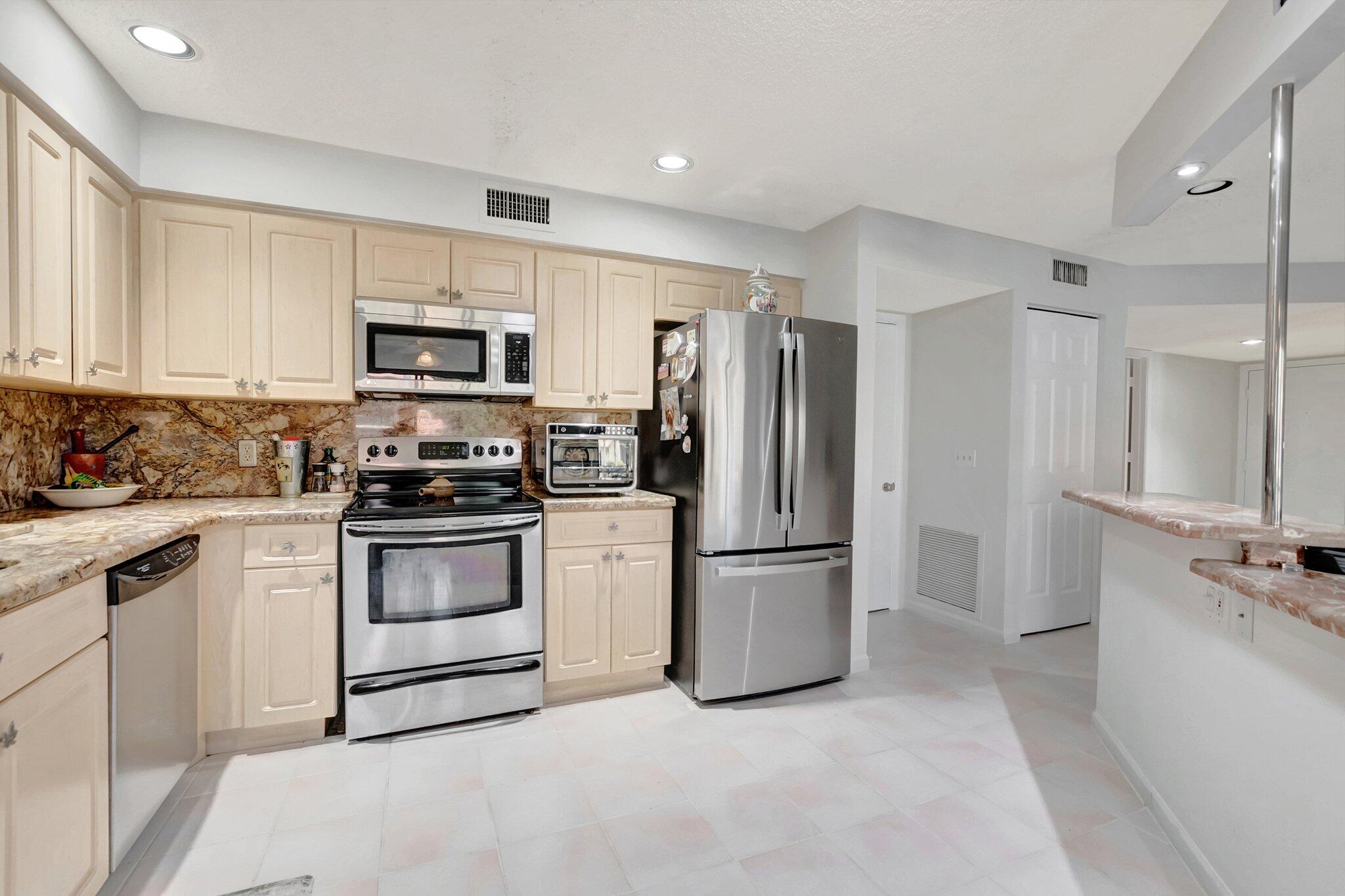 COACH HOUSES OF TOWN PLACE CONDO - Residential