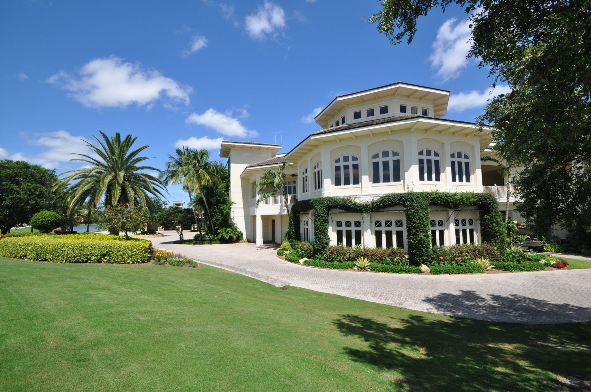 WOODFIELD COUNTRY CLUB - Residential