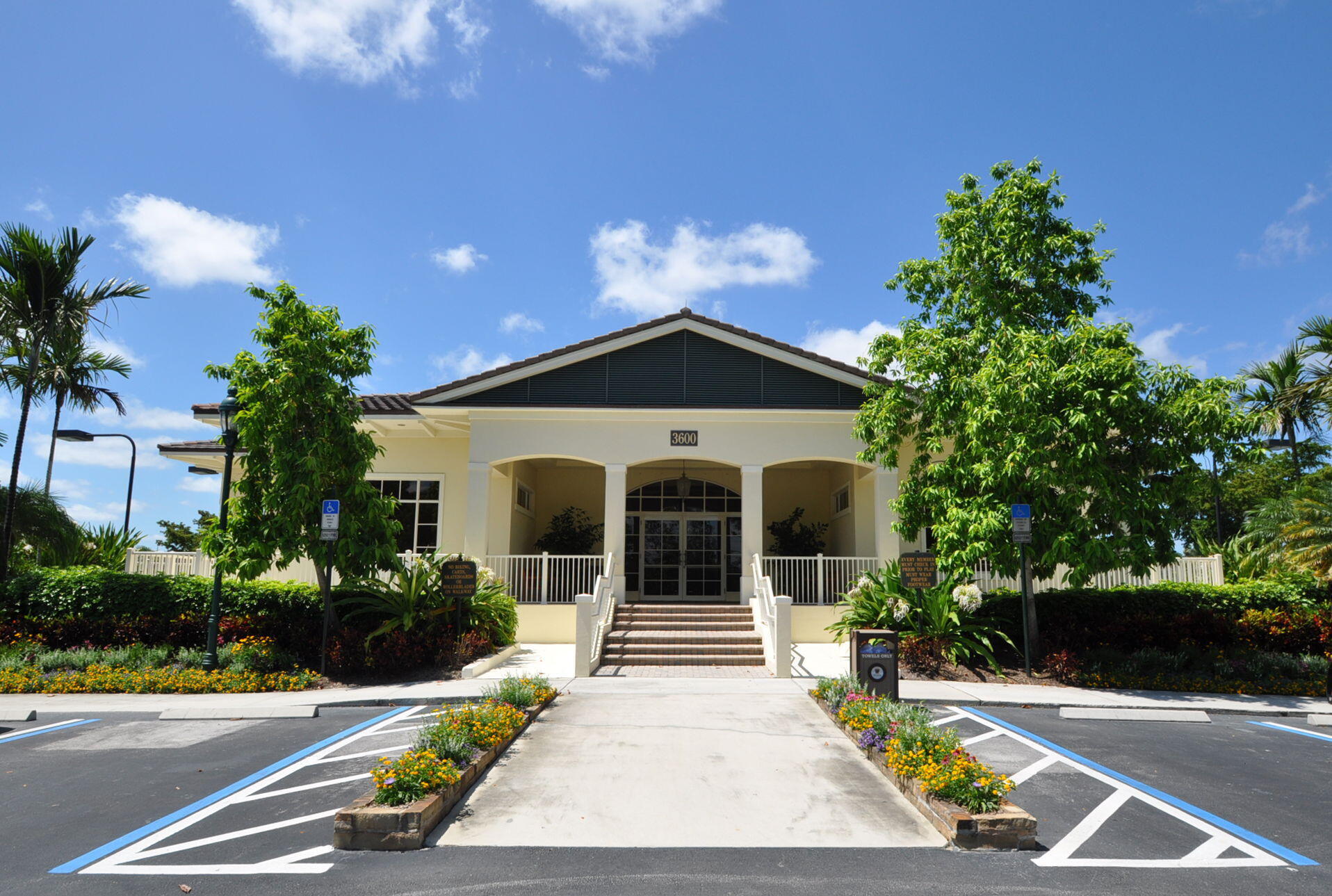 WOODFIELD COUNTRY CLUB - Residential