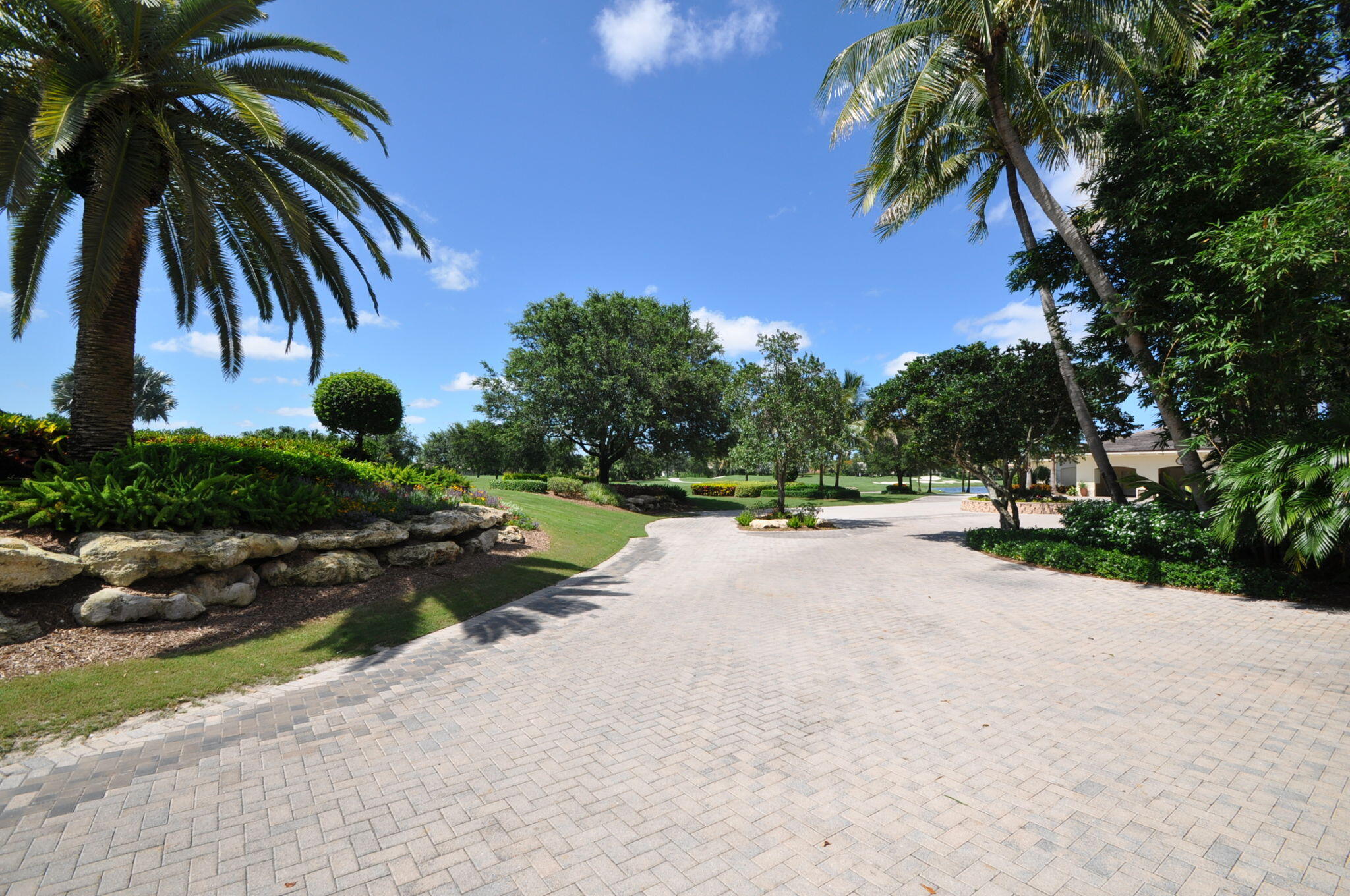 WOODFIELD COUNTRY CLUB - Residential