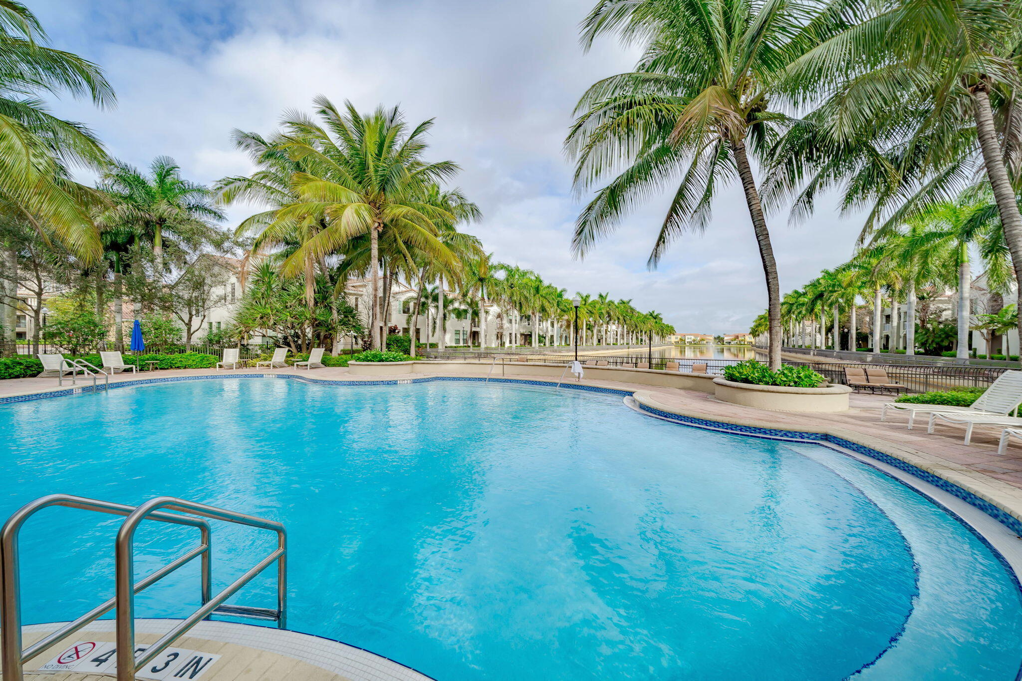 SAWGRASS LAKES - Residential