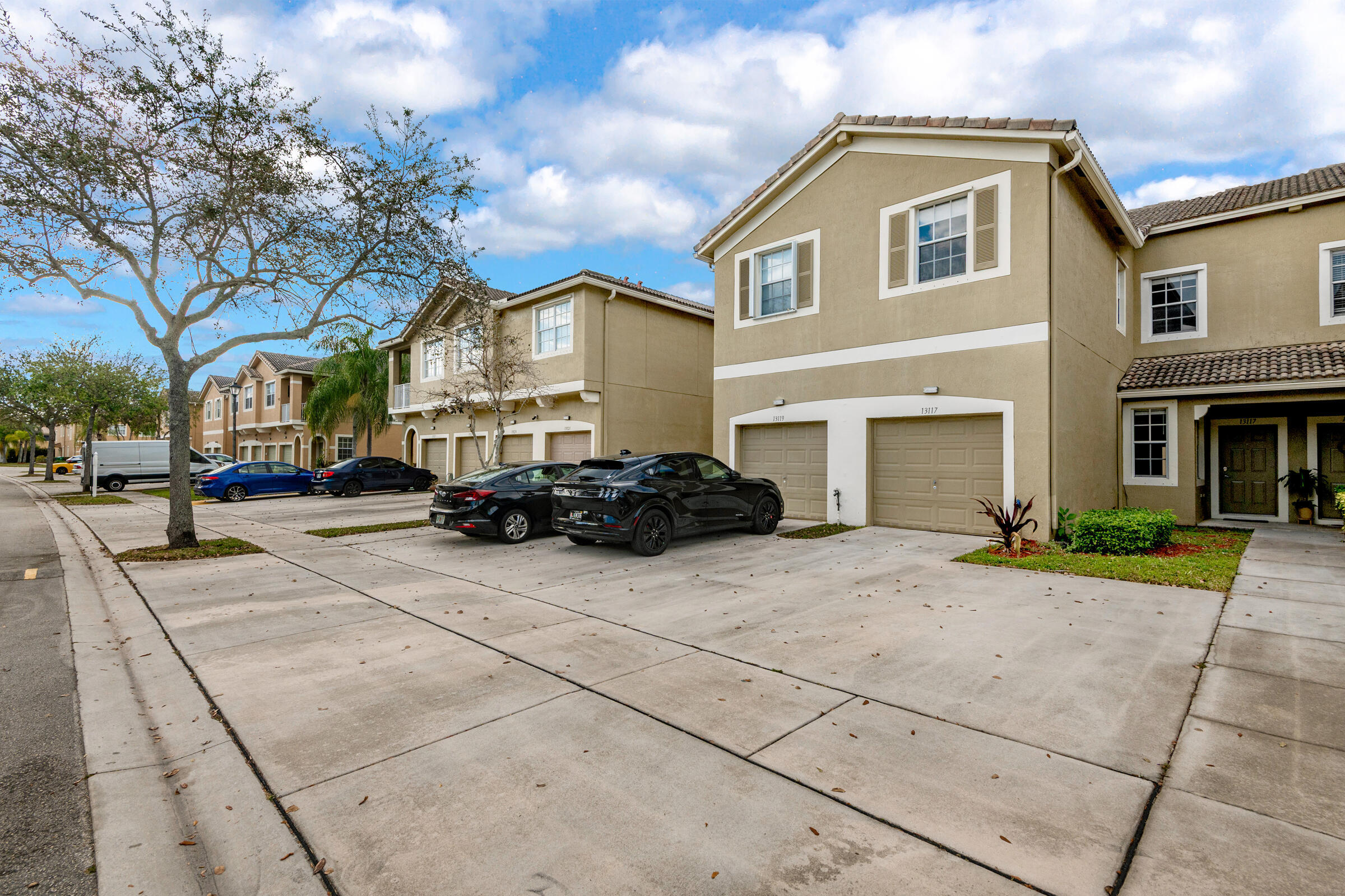Convenient location close to I-75, Turnpike, school, mall and more. Beautiful 3 bedroom +lot and 2.5 baths townhouse in Banyan Bay resort style community at Silver falls. Spacious kitchen, tile downstairs, carpet on all the bedrooms, 1 car garage w/parking driveway. Water, Sewer, Trash and Basic Cable included in the rent. Gated community with 24 Hrs security, many ammenities include Gym, basketball & Tennis Court.Pet deposit $300 each .