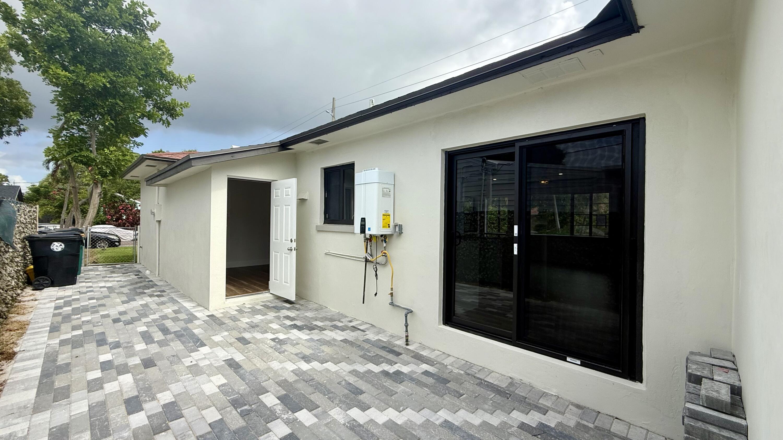 LAKE WORTH TOWN - Residential