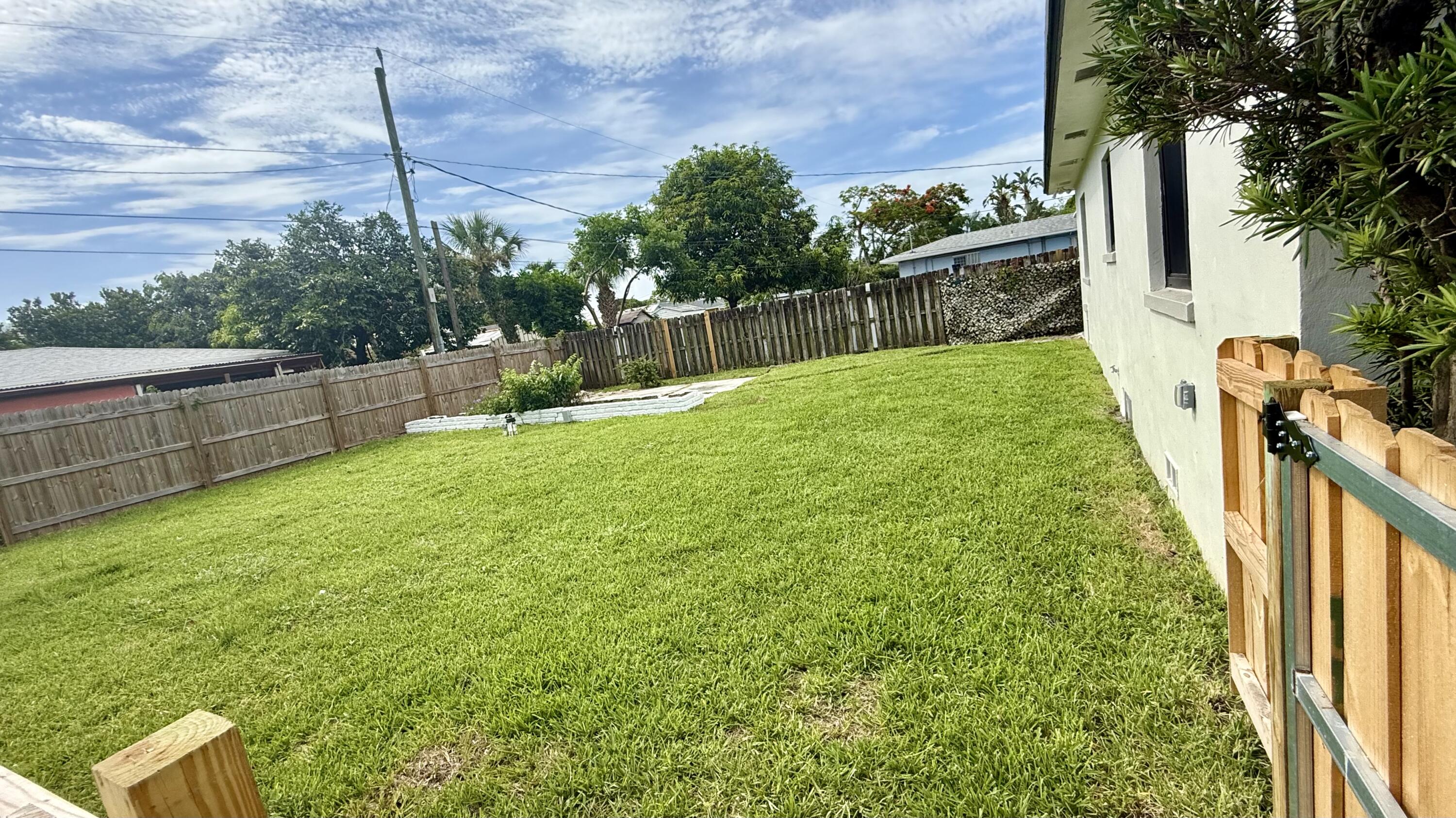 LAKE WORTH TOWN - Residential