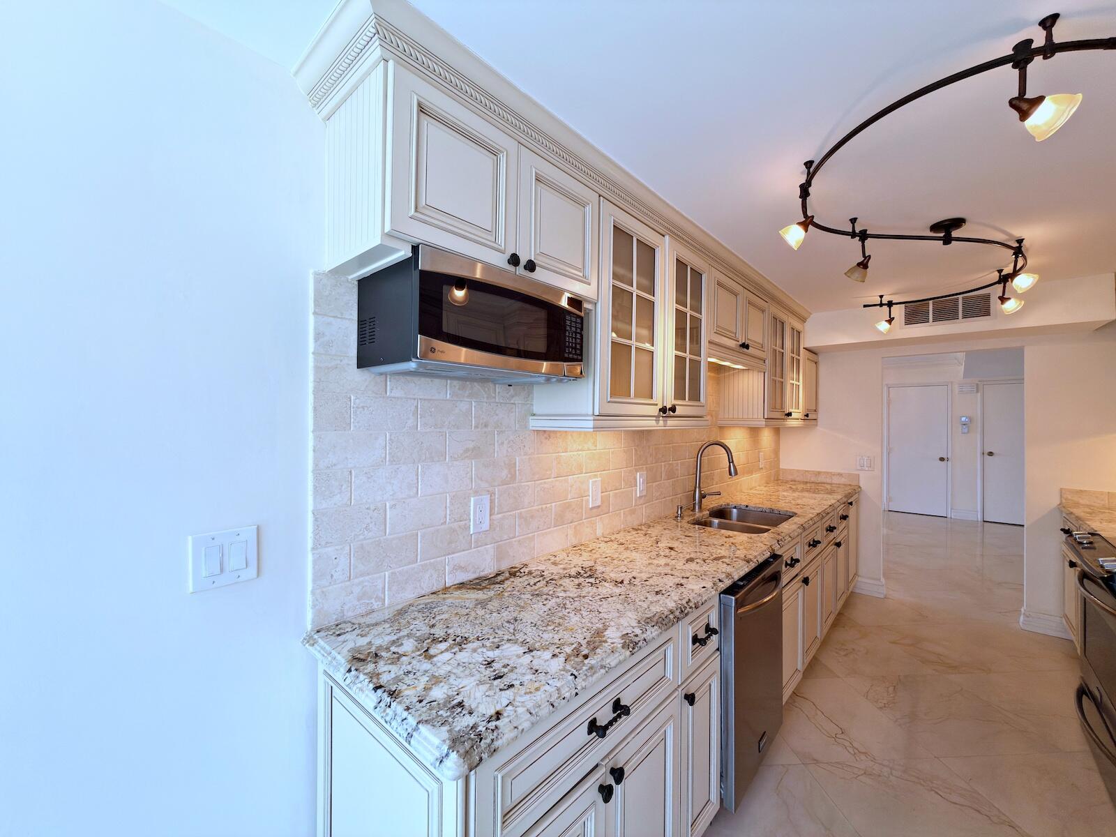 BARCLAY CONDO - Residential