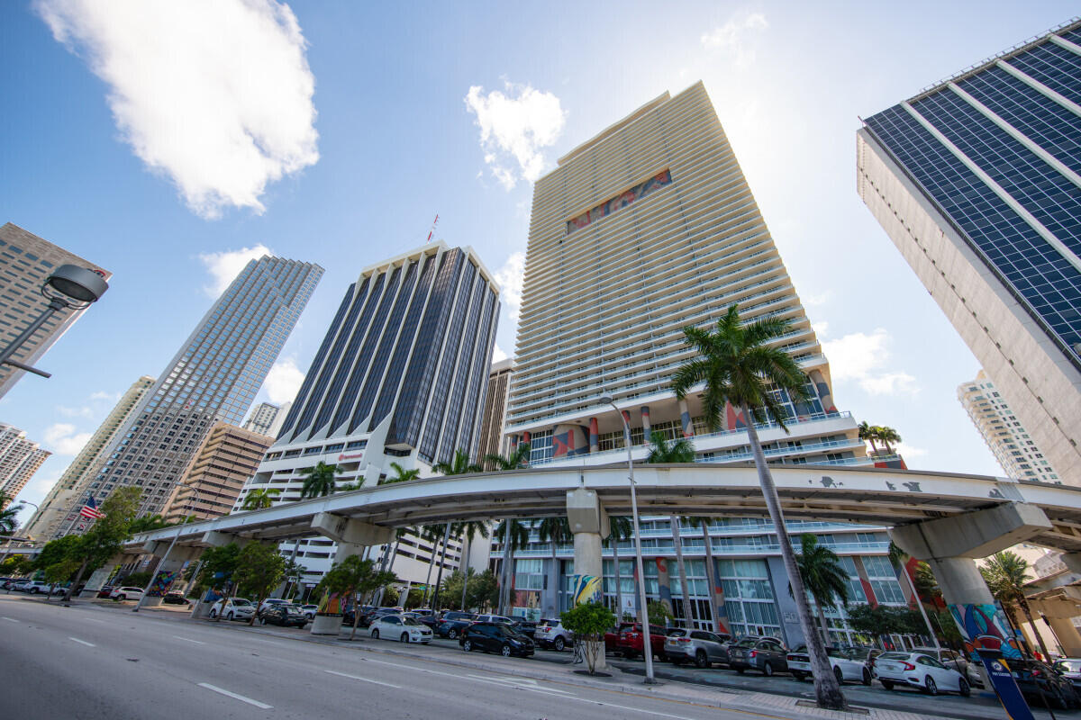 Stunning Commercial Space at Downtown Miami's vibrant Flagler and Biscayne Blvd area offer a prime urban setting near major residential, professional, & tourist neighborhoods. Property is centrally positioned near MB, Wynwood, and the Miami Design District, offering convenient access to leading dining establishments, Bayfront Park, cultural events, and nightlife along Flagler and Biscayne Blvd.