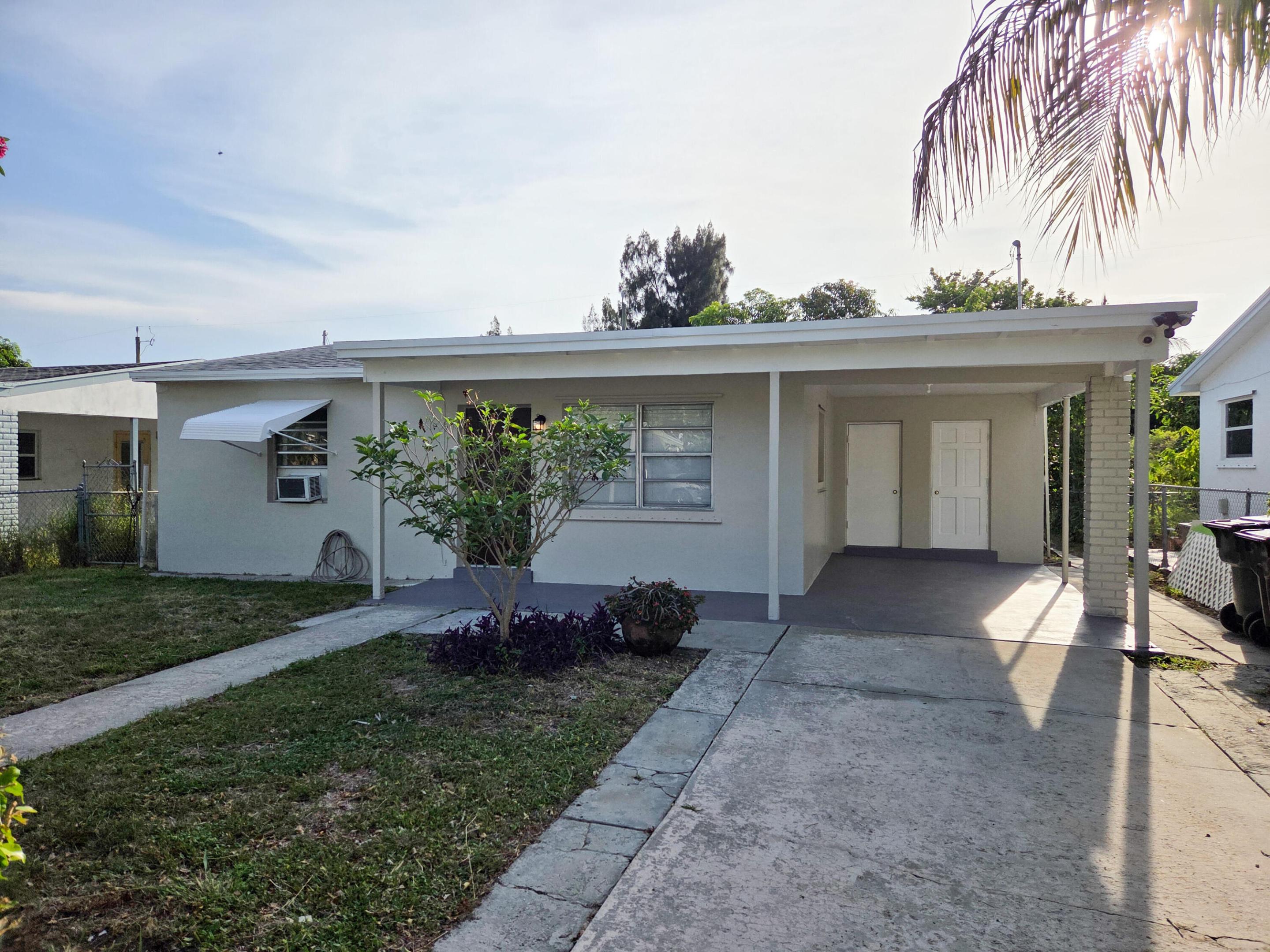 LAKE WORTH TOWN - Residential