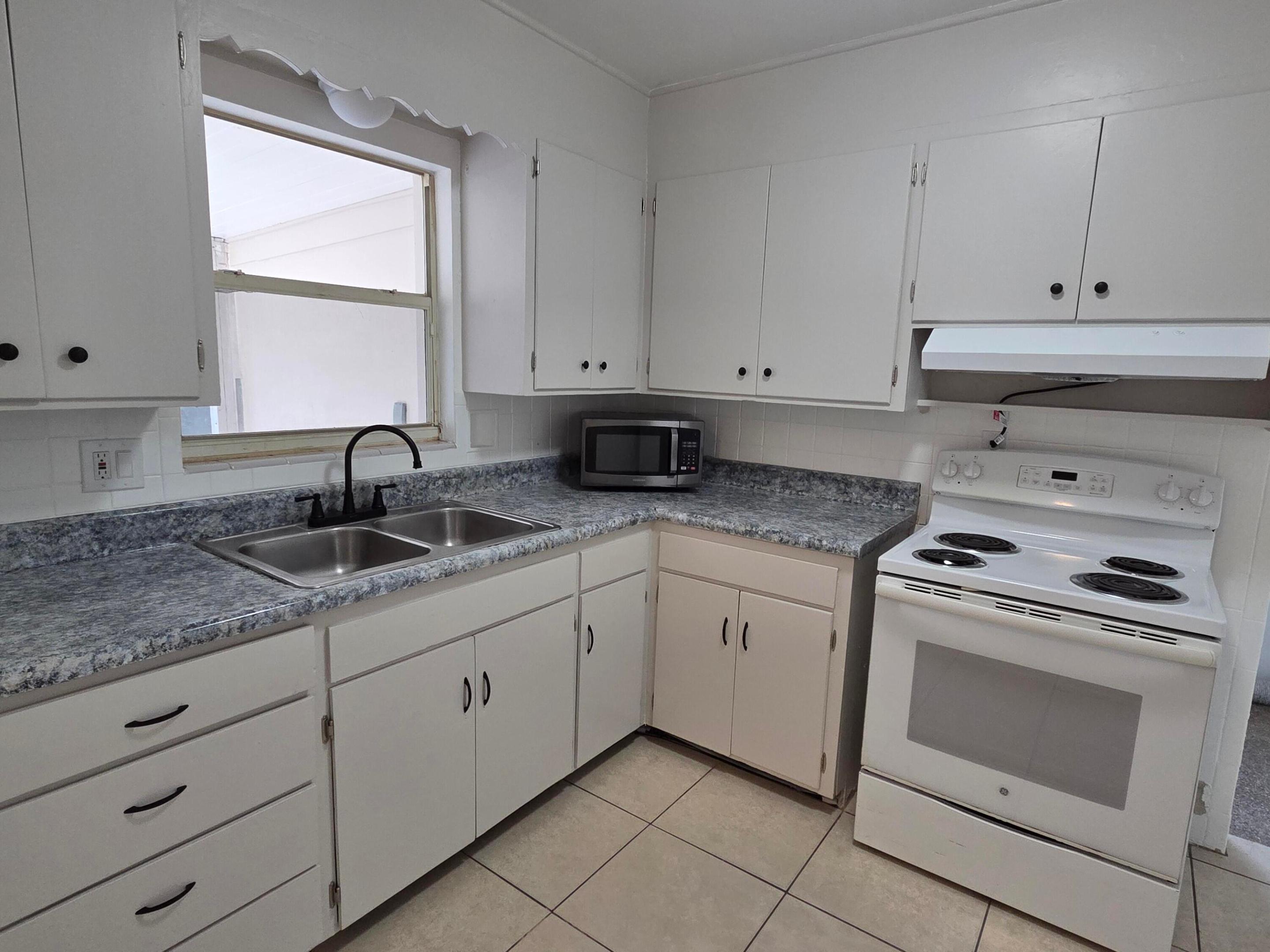 LAKE WORTH TOWN - Residential