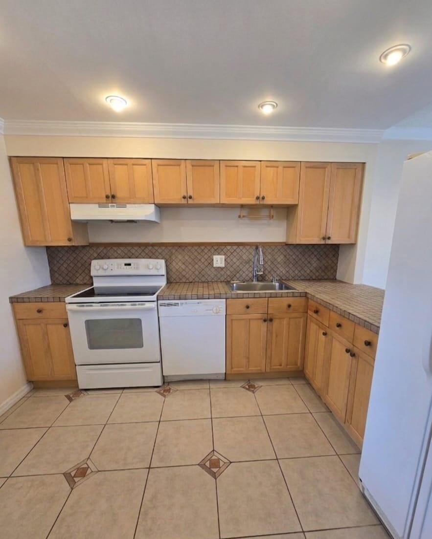 NO 3 PALM-AIRE COUNTRY CLUB - Residential Lease