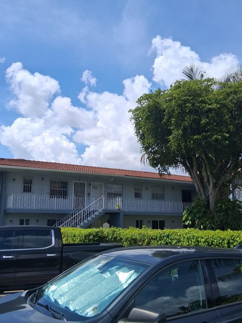 Great Location  3/1 Friendly Neighbors and perfect for a small family.