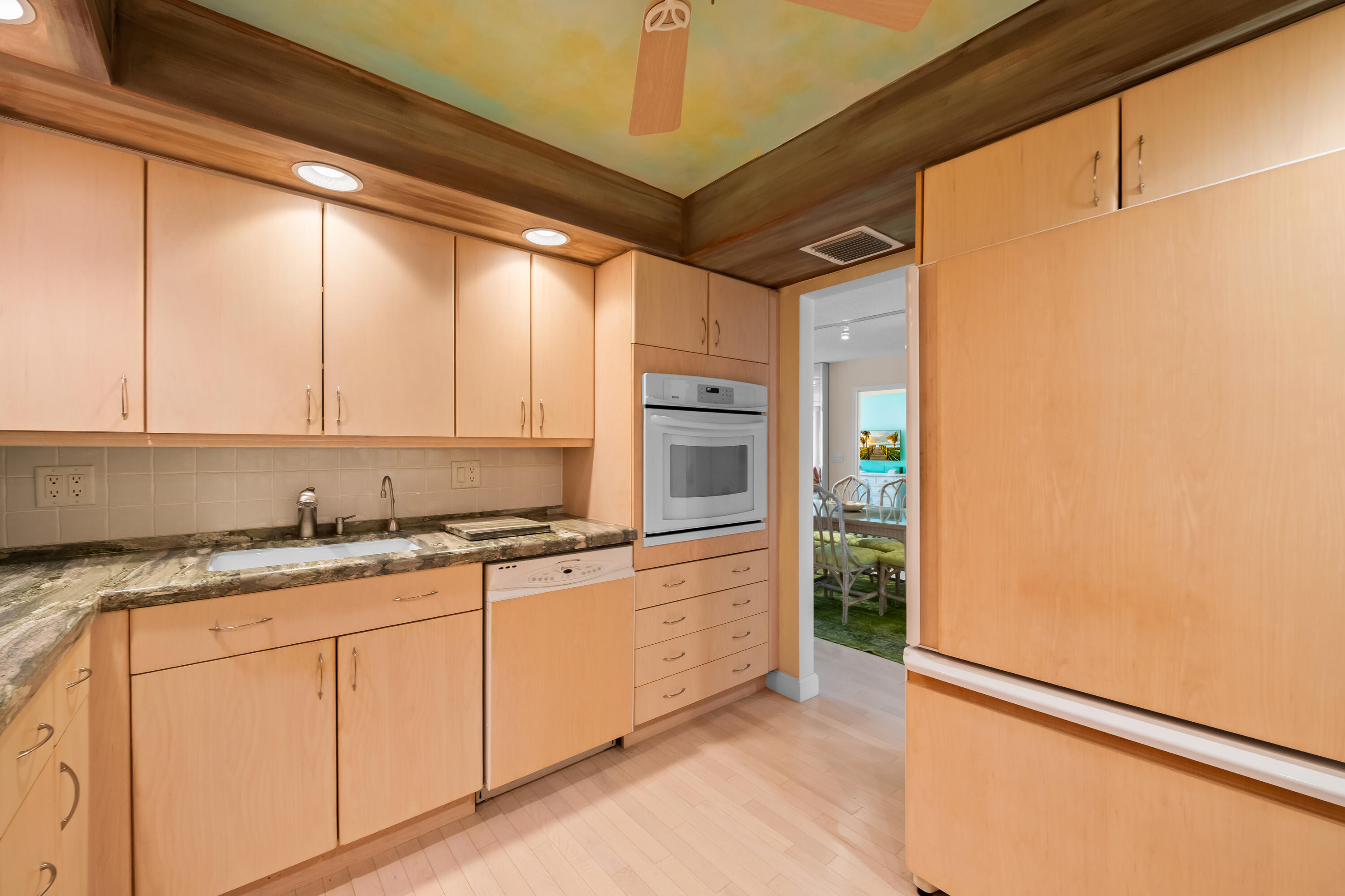 BARCLAY CONDO - Residential