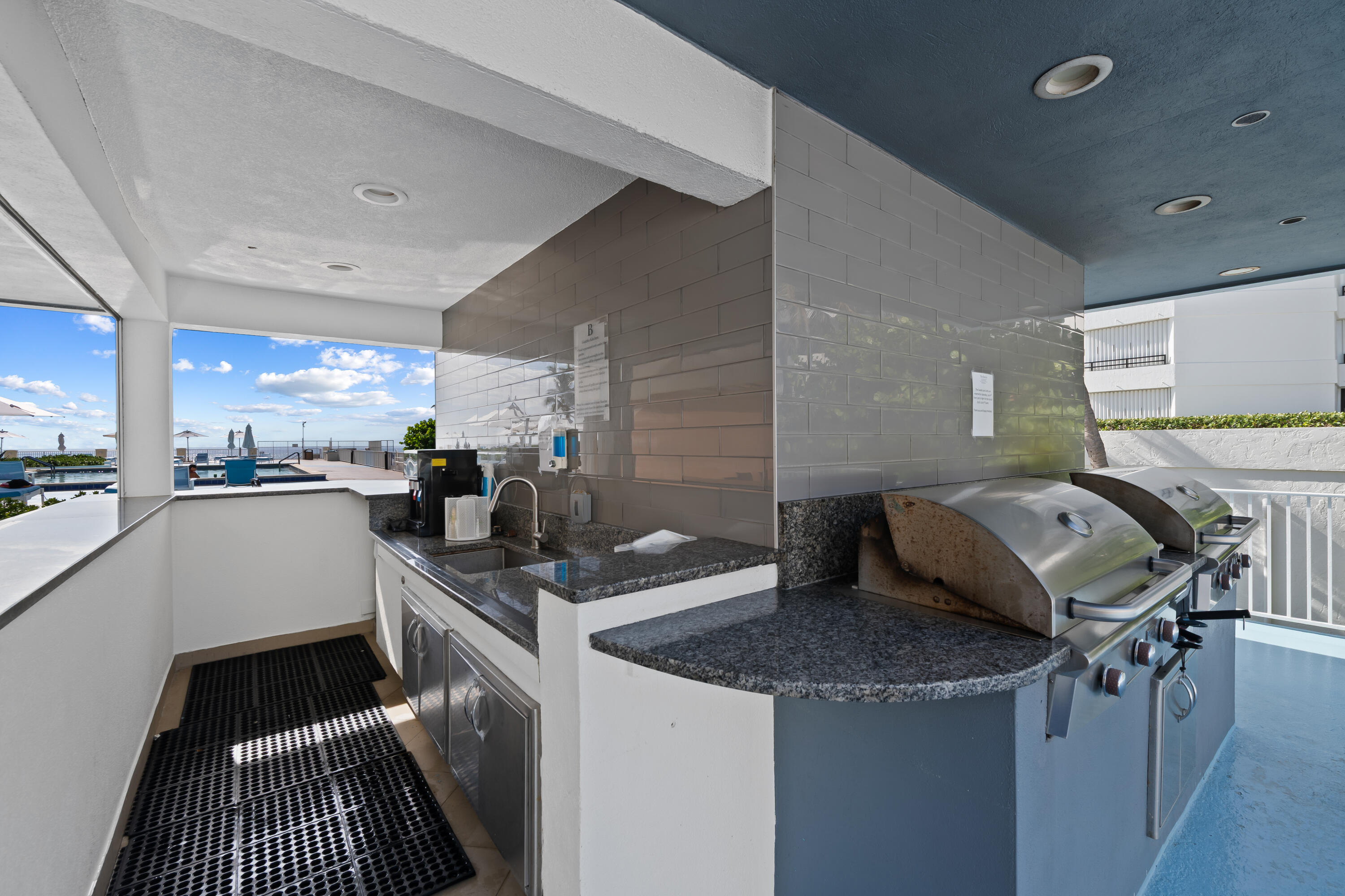BARCLAY CONDO - Residential
