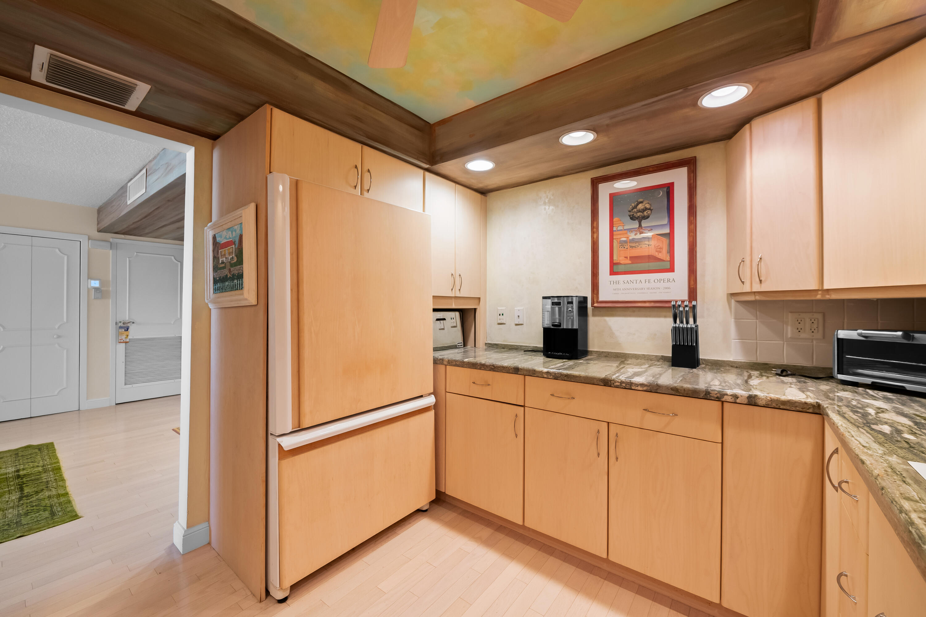 BARCLAY CONDO - Residential