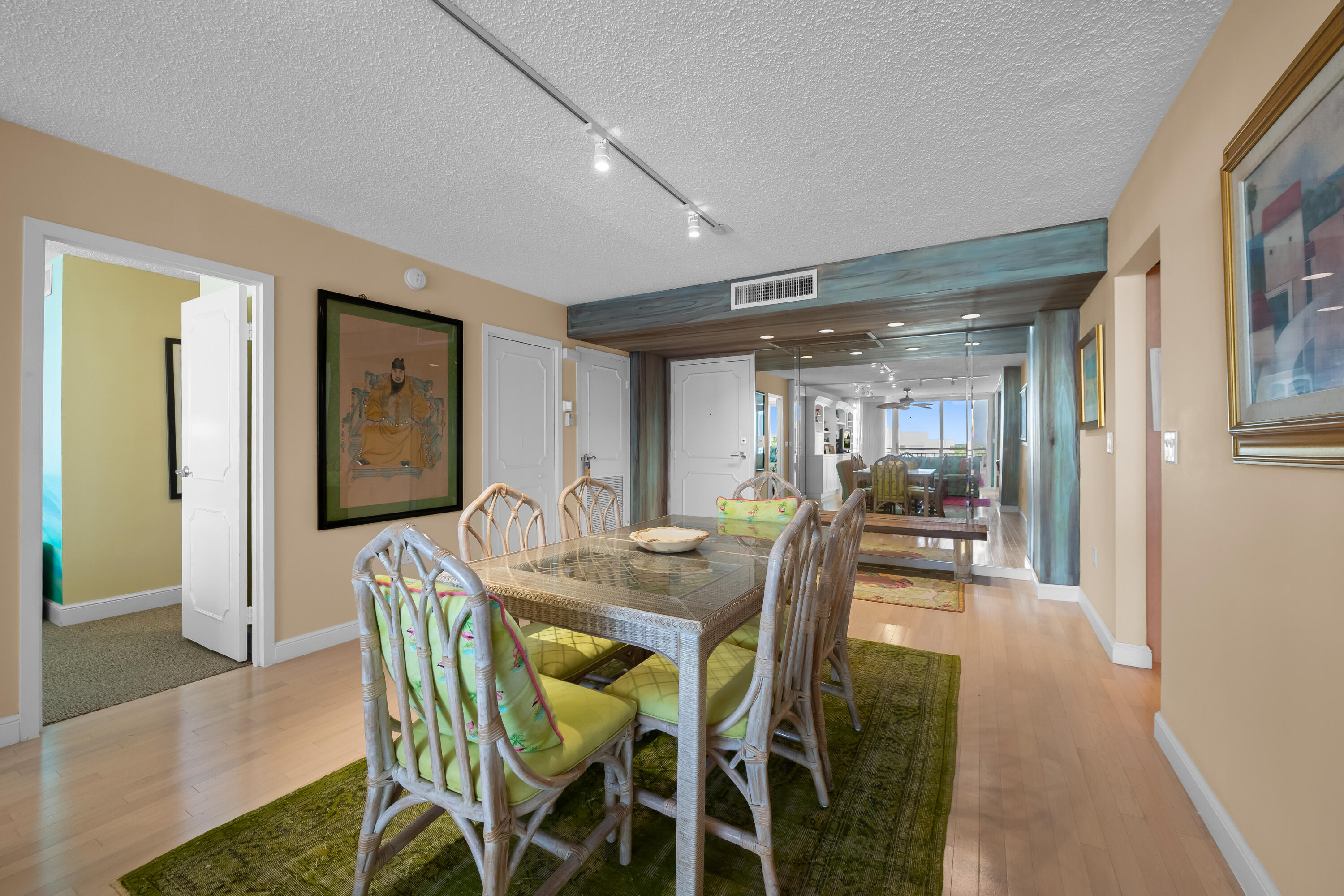 BARCLAY CONDO - Residential