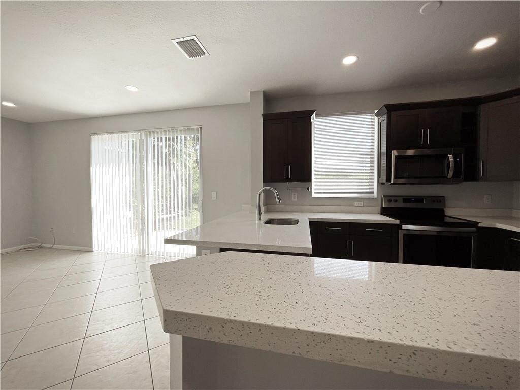 Towngate 156-11 B - Residential Lease
