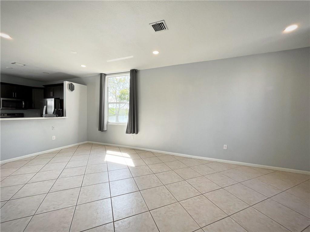 Towngate 156-11 B - Residential Lease