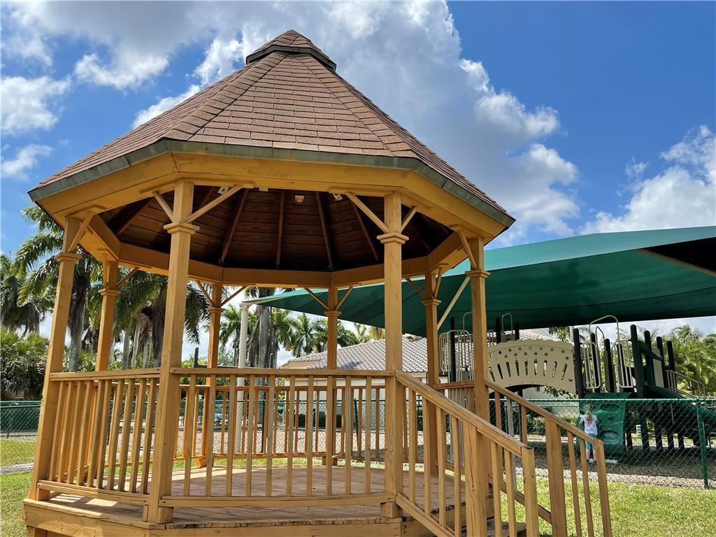 Towngate 156-11 B - Residential Lease