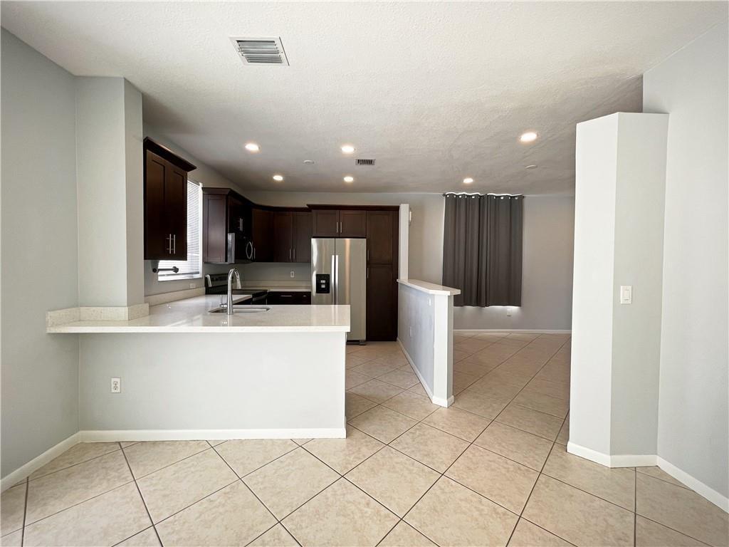 Towngate 156-11 B - Residential Lease